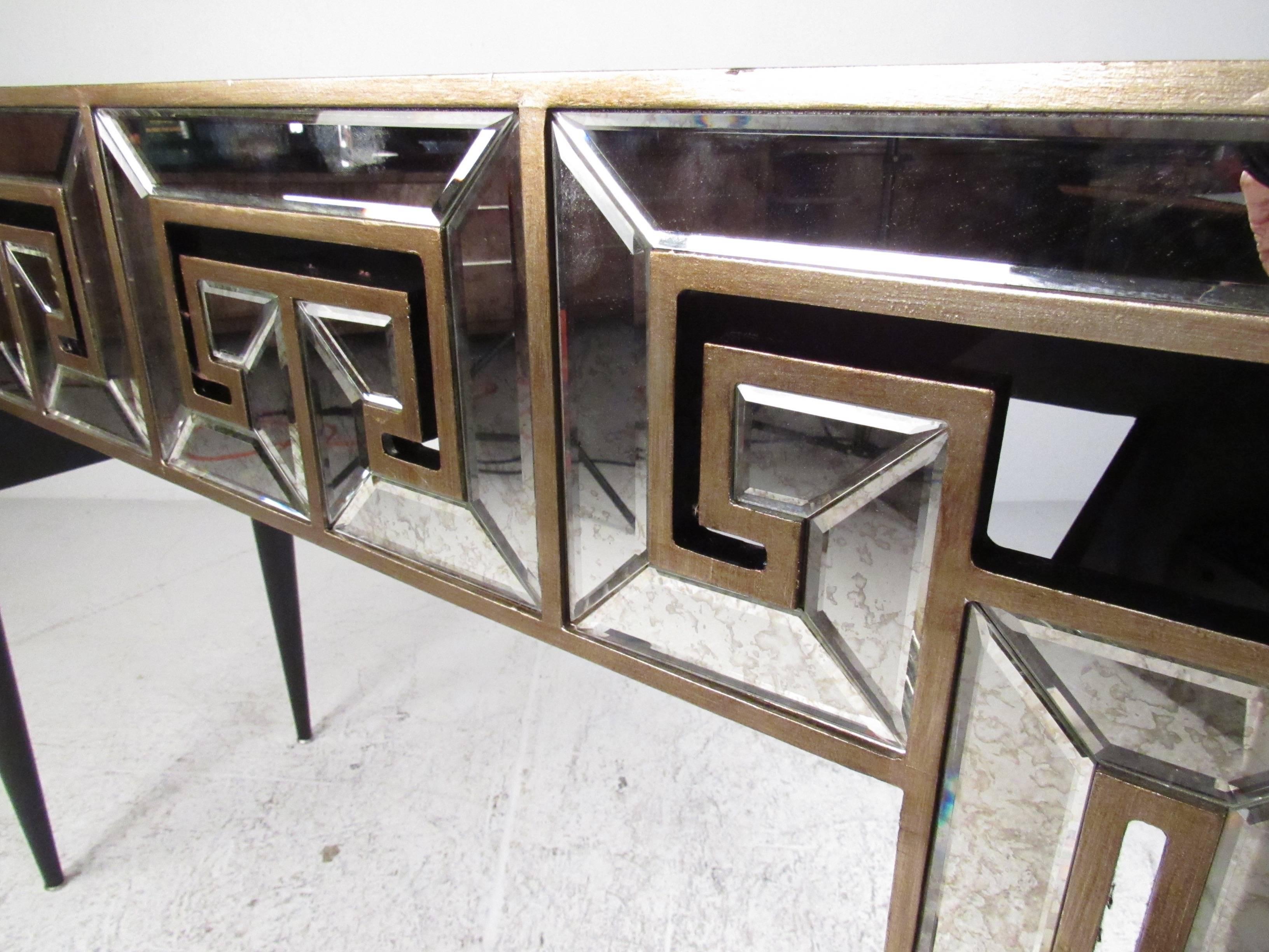 Decorator Console Table with Mirrored Finish In Good Condition For Sale In Brooklyn, NY