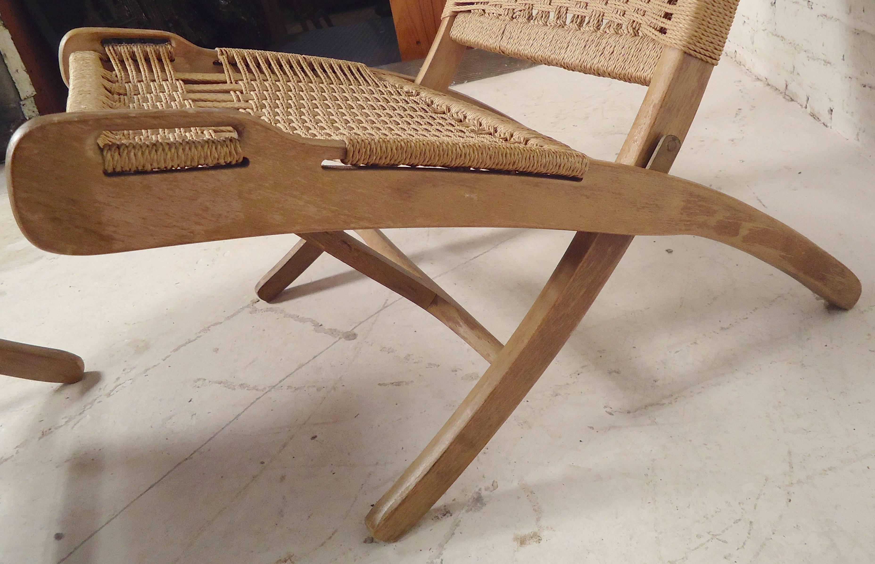 Mid-Century Folding Rope Chair with Ottoman In Good Condition In Brooklyn, NY