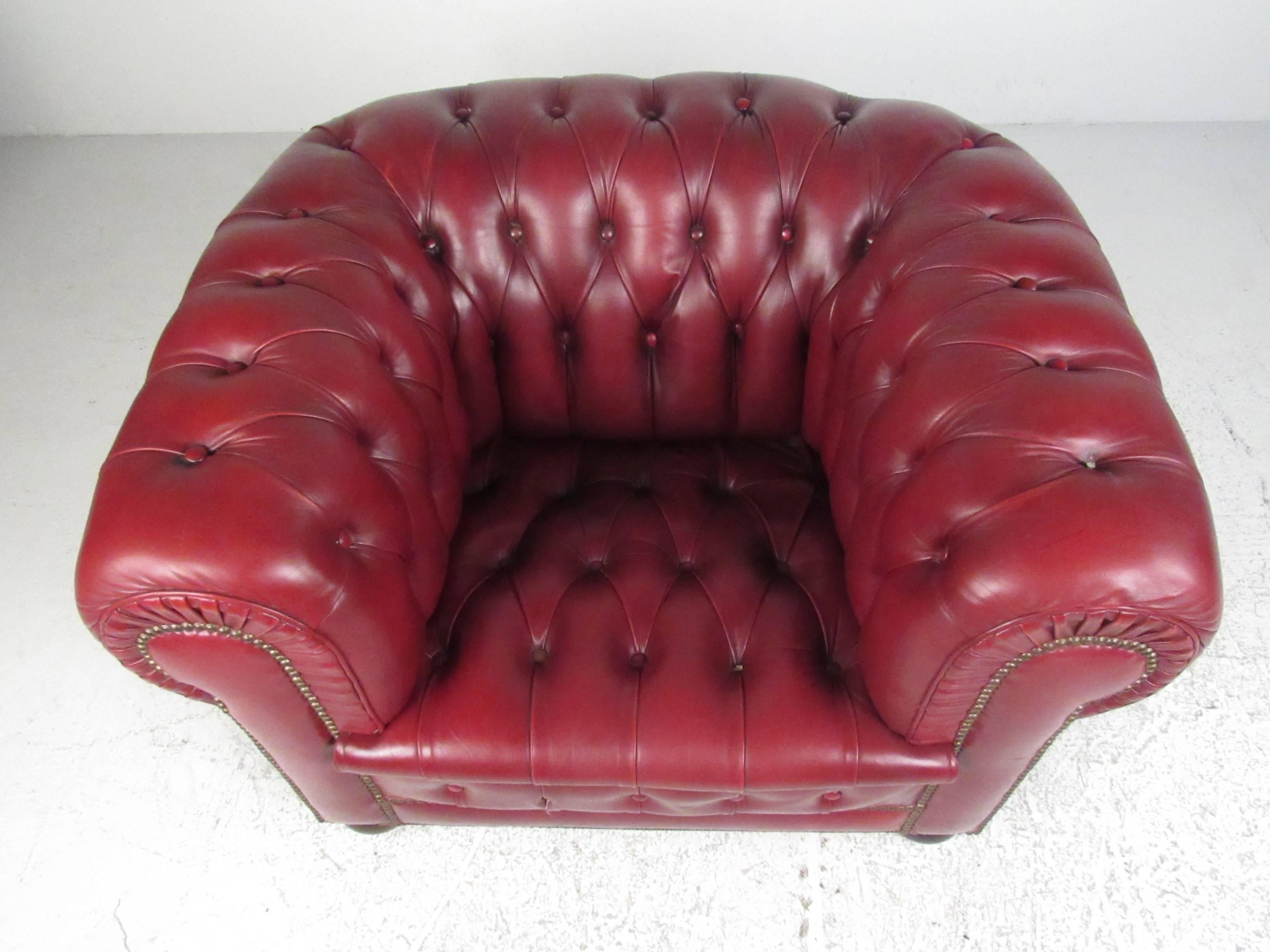 Cuir Paire de fauteuils club Chesterfield vintage en cuir en vente