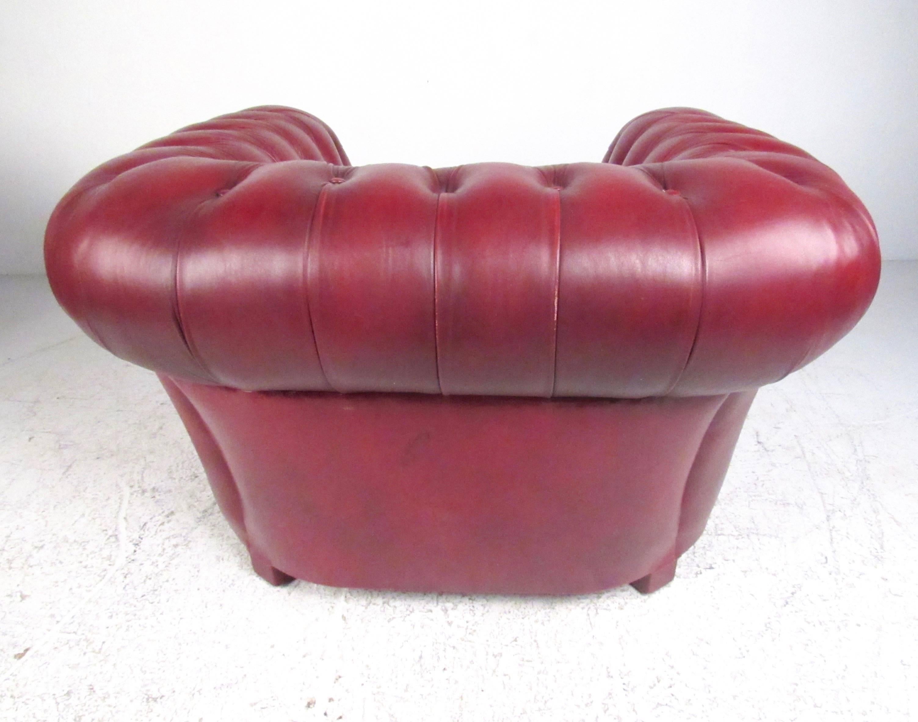 Mid-Century Modern Paire de fauteuils club Chesterfield vintage en cuir en vente