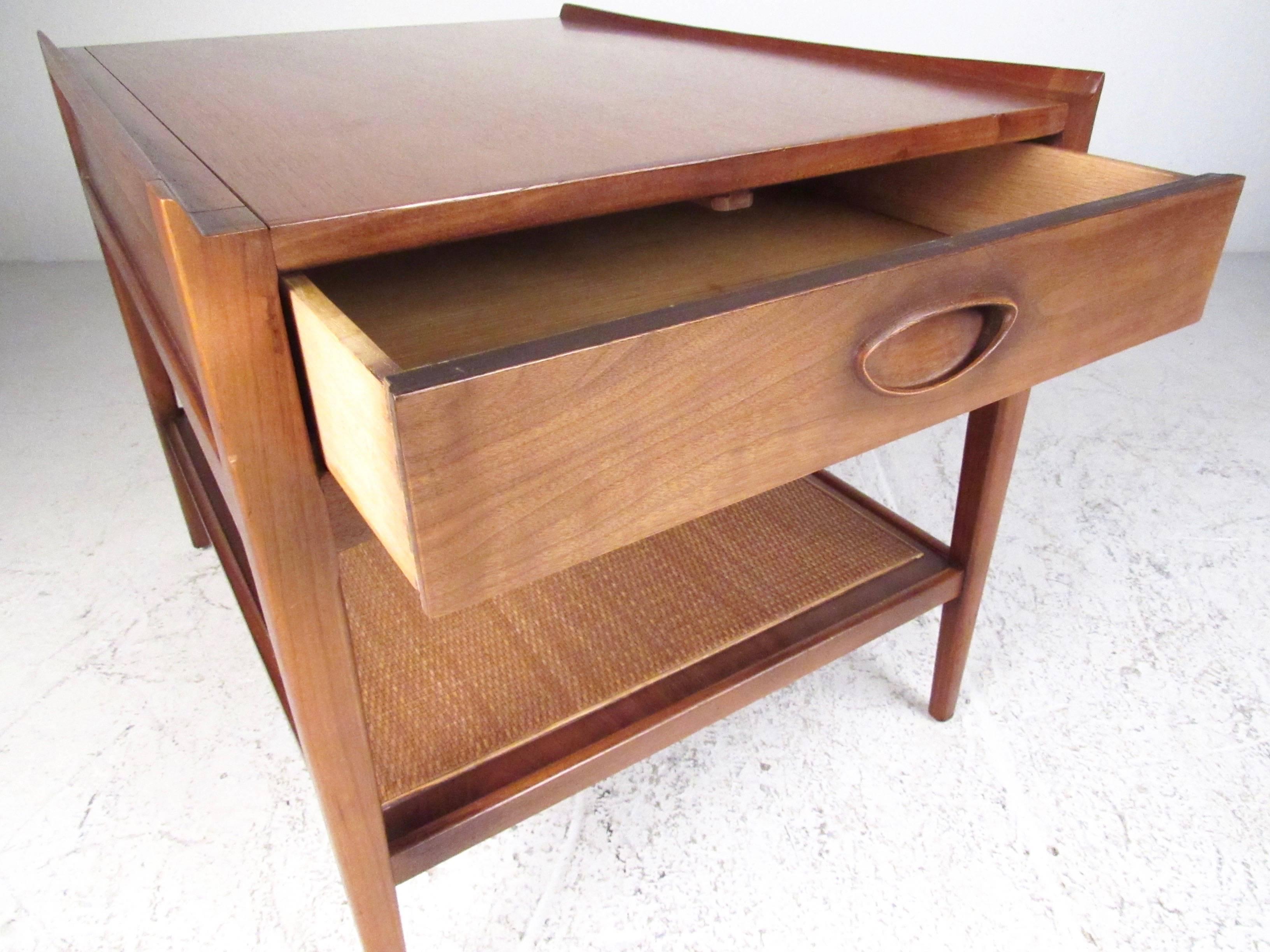 Pair of Mid-Century Modern Walnut Lamp Tables In Good Condition In Brooklyn, NY