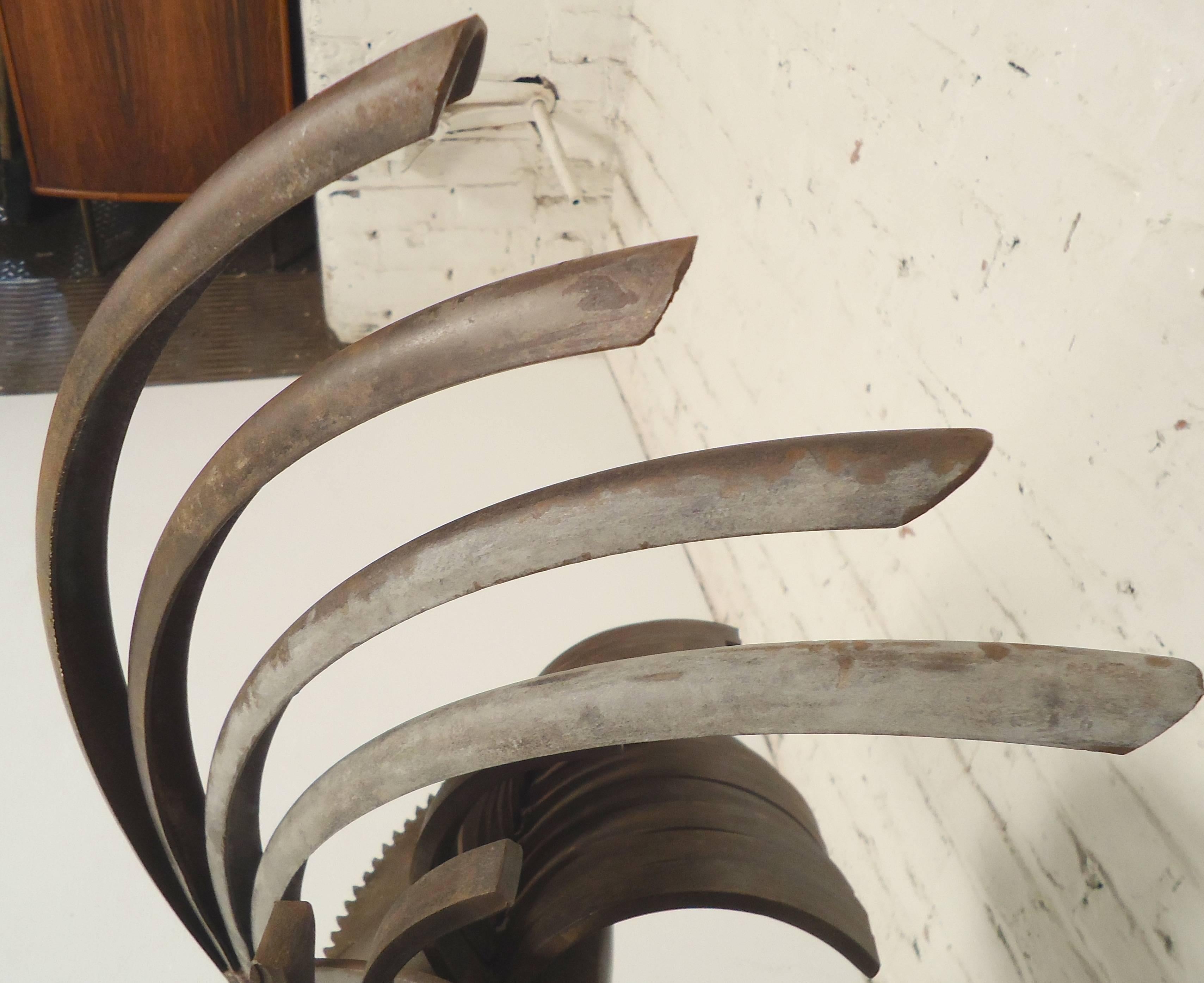 Dekorative geschweißte Metallskulptur, die einem Hahn ähnelt. Schweres oxidiertes Eisen, das zu einem abstrakten Kunstwerk zusammengeschweißt wurde.

(Bitte bestätigen Sie den Artikelstandort NY oder NJ mit dem Händler).
          