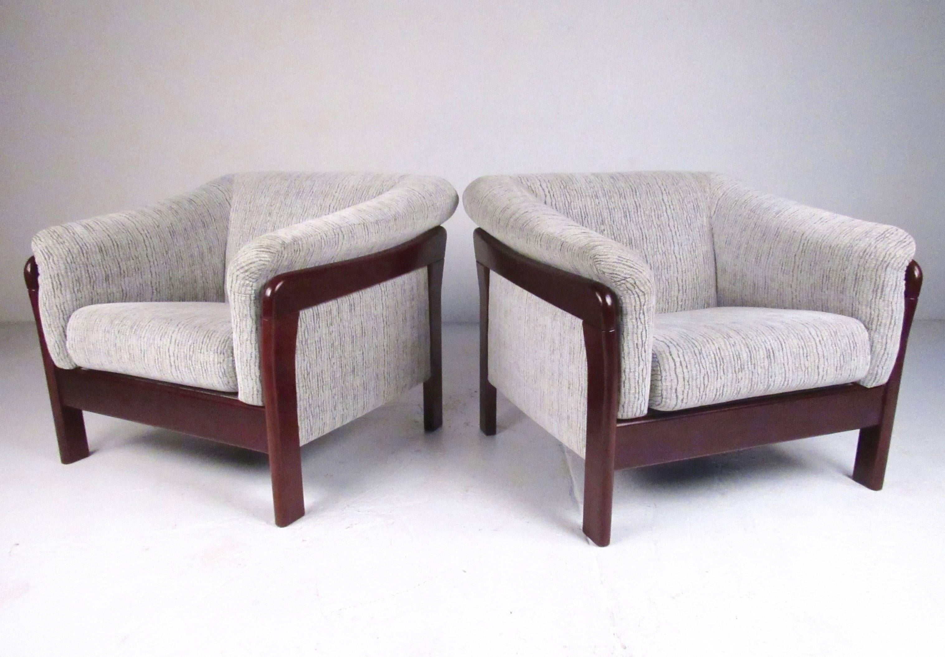 Pair of Contemporary Modern Lounge Chairs In Good Condition In Brooklyn, NY