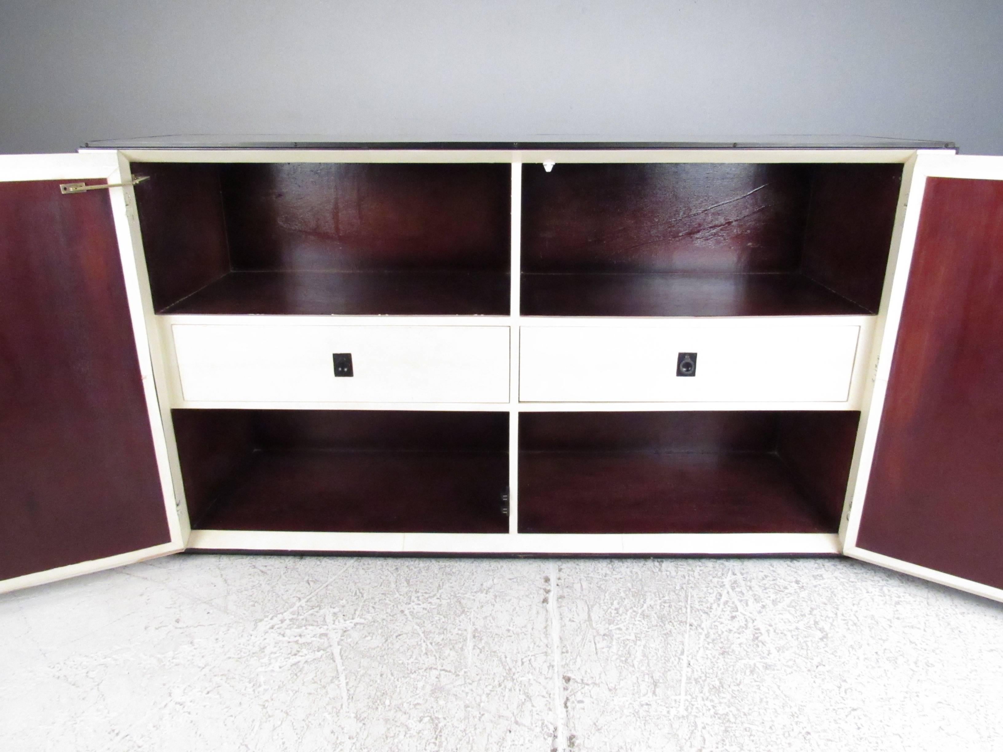 Stylish Modern Parchment Credenza In Good Condition For Sale In Brooklyn, NY