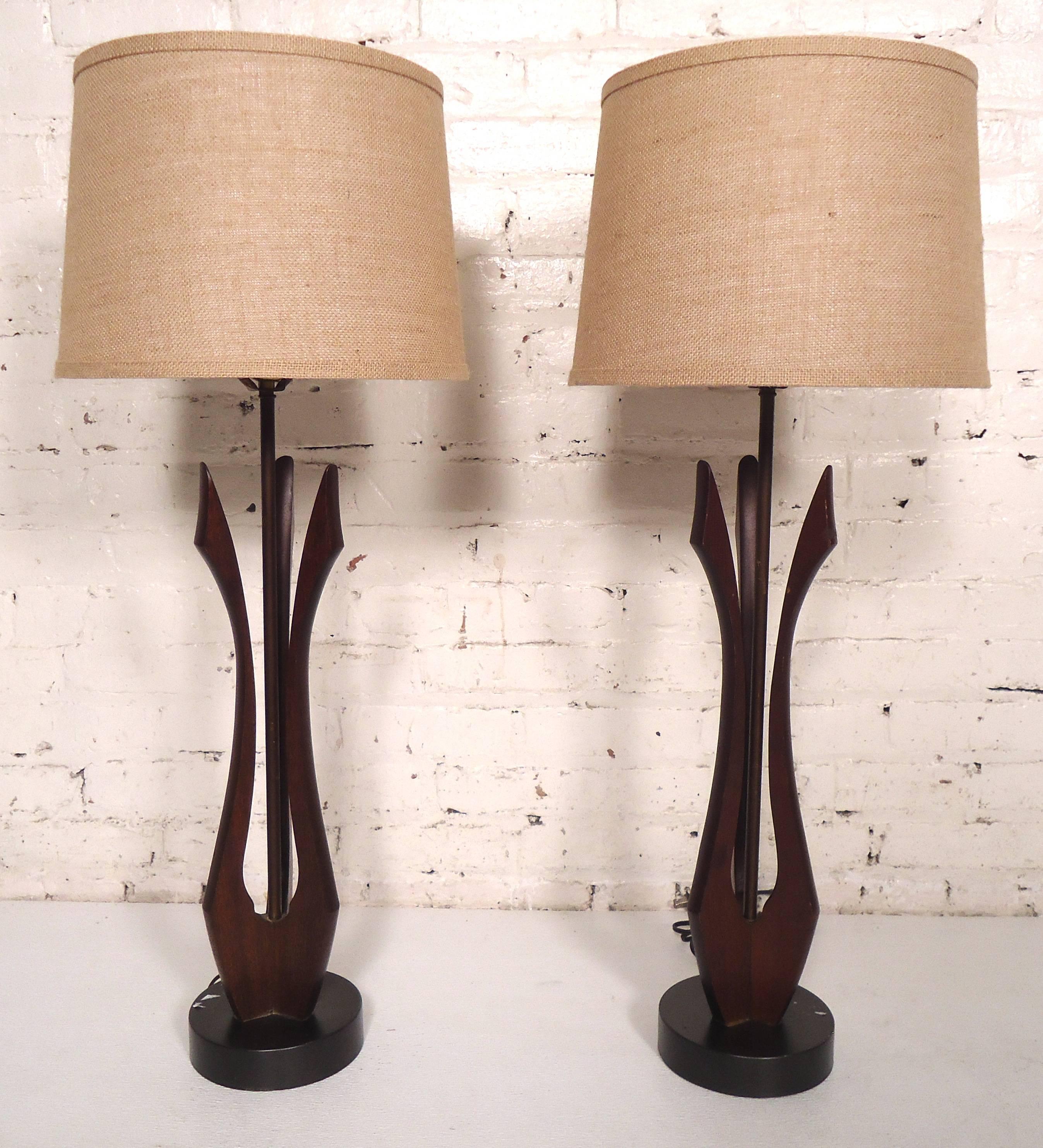 Pair of beautiful Mid-Century Modern wood sculpted table lamps features a knitted shade, and sturdy circular base.

(Please confirm item location NY or NJ with dealer).
 