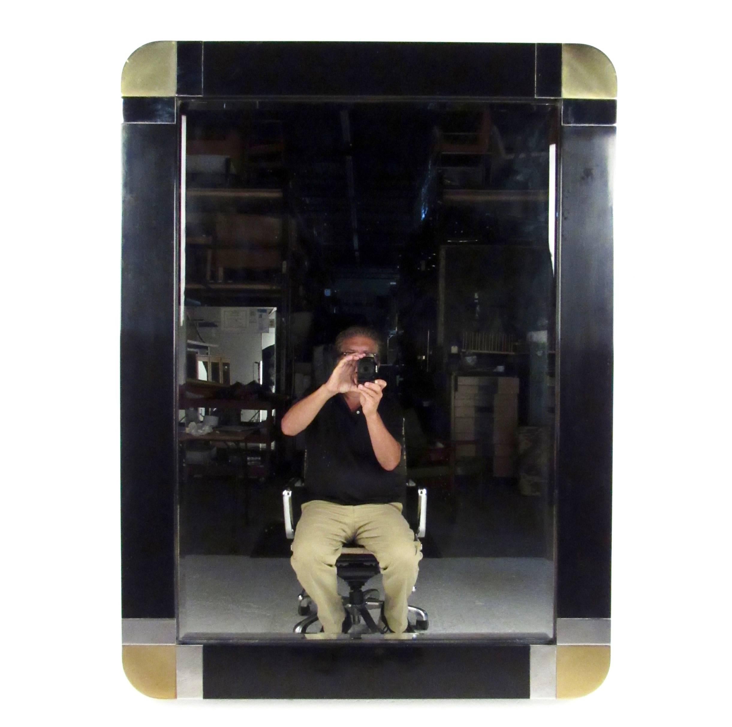 Cette superbe table console assortie avec miroir présente un design Art déco impressionnant avec une finition laquée noire et des détails en aluminium et en laiton de style Jean Claude Mahey. Son design sculpté en fait le complément idéal de toute
