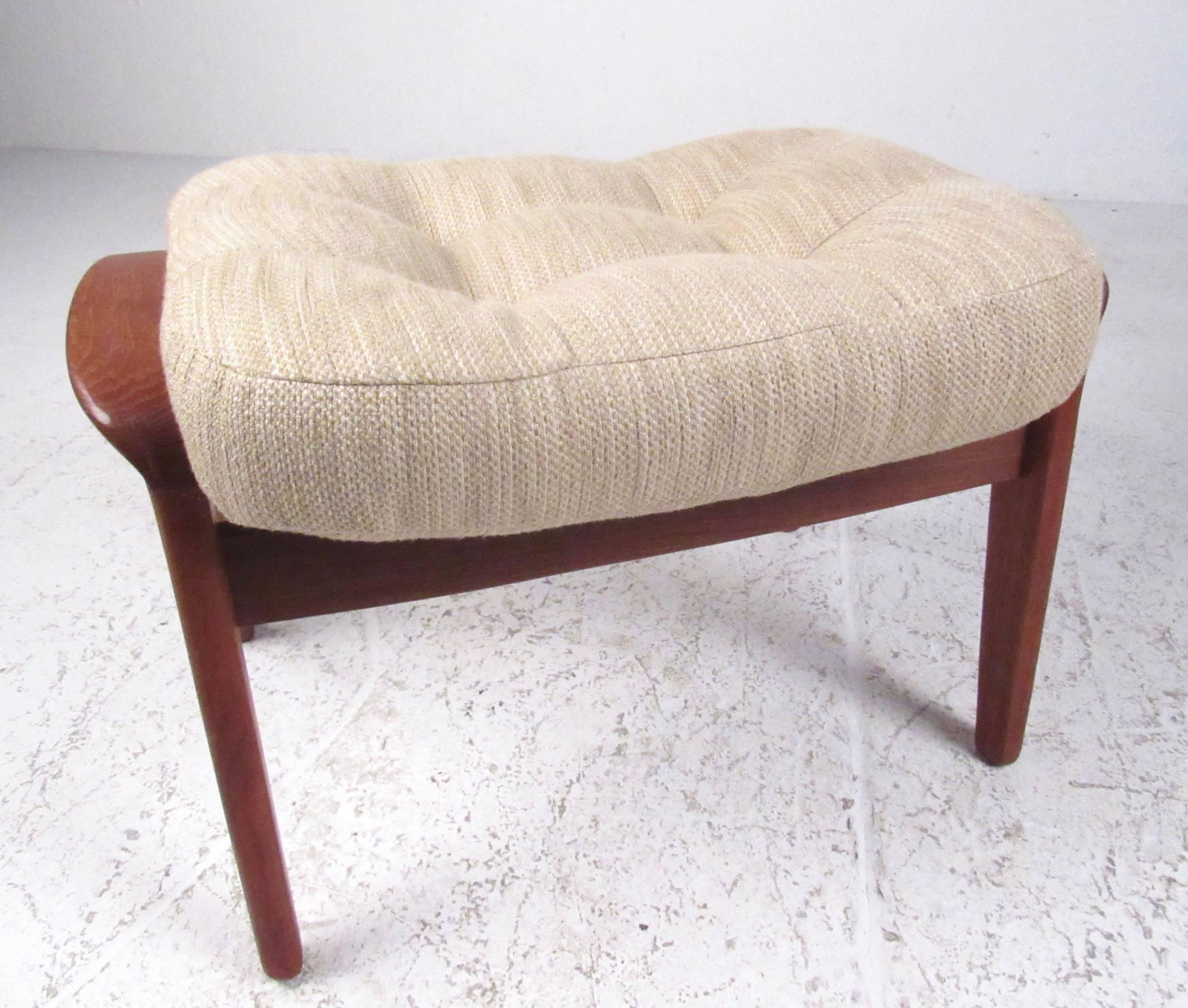 Vintage Modern Teak Frame Lounge Chair with Ottoman In Good Condition In Brooklyn, NY