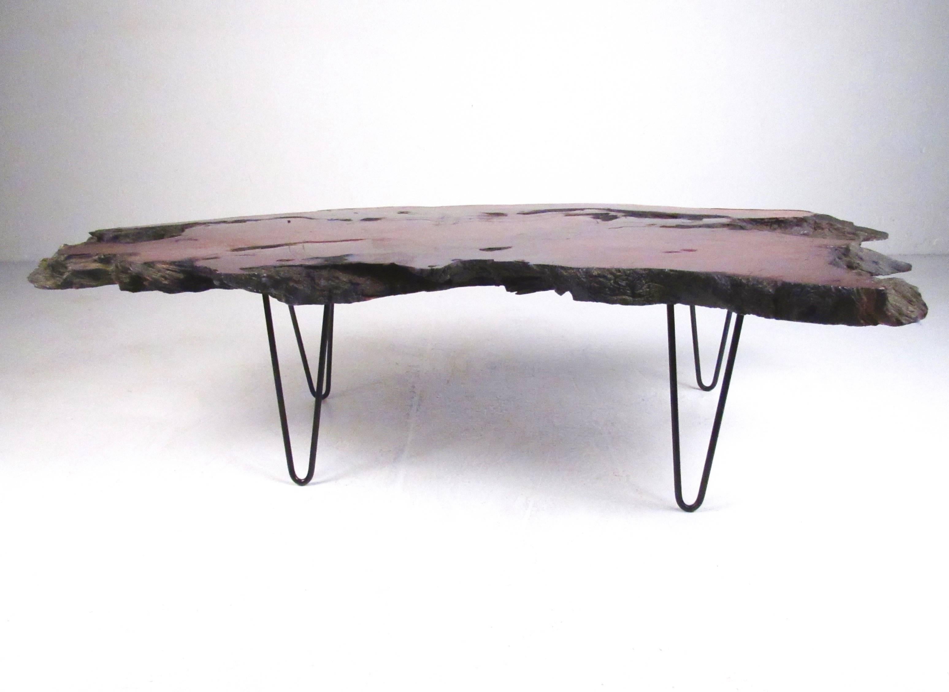 Cette table basse vintage rustique présente un plateau en dalles d'arbre de forme unique et des pieds en épingle à cheveux en fer stylisés. La forme naturelle de la table en bois de ronce laqué constitue un ajout mémorable et visuellement