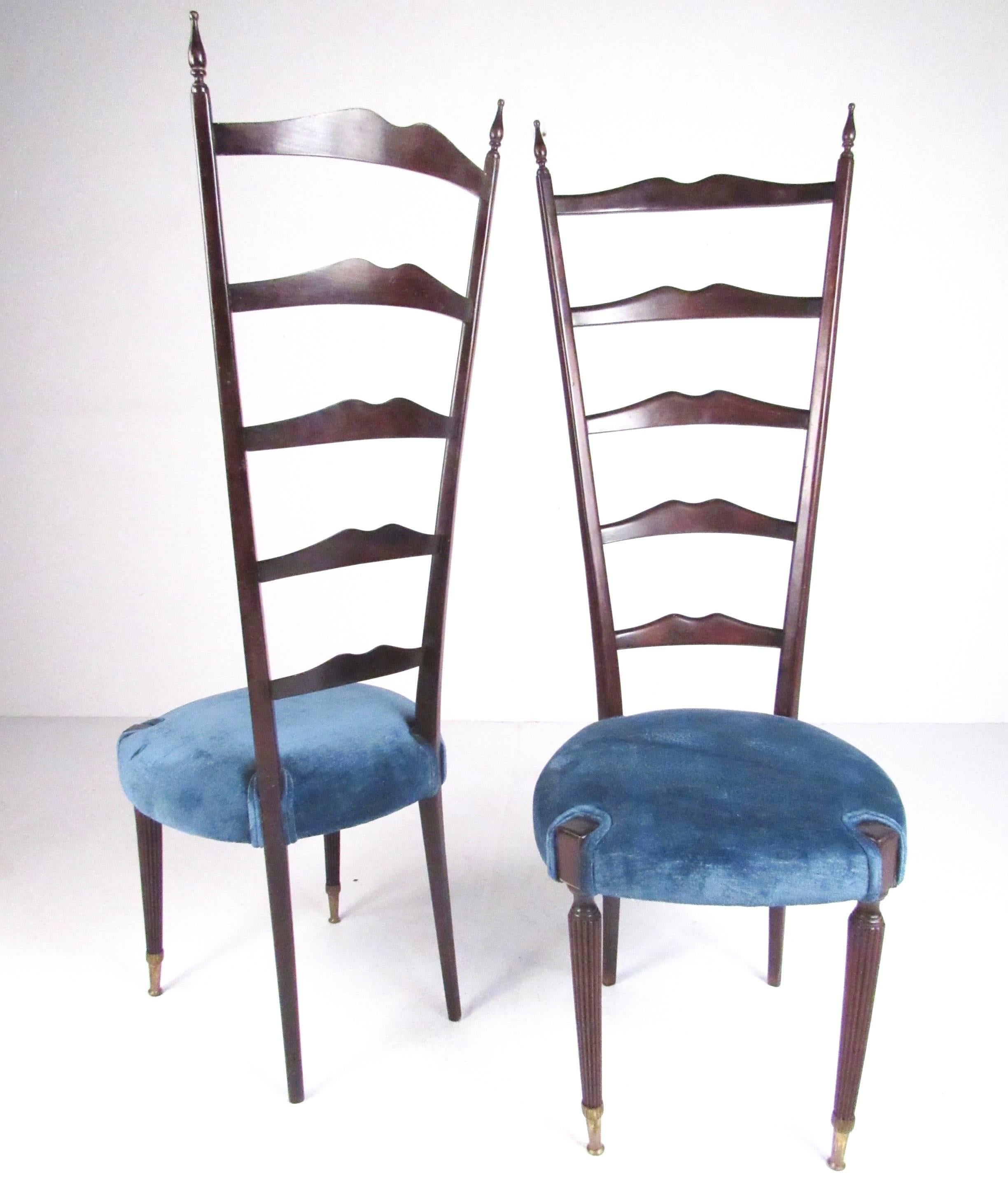 Cette superbe paire de chaises d'appoint à dossier haut présente un style Chiavari italien impressionnant. Avec son dossier sculptural en échelle, ses pieds fuselés, ses sabots en laiton et ses sièges rembourrés, cet élégant ensemble assorti
