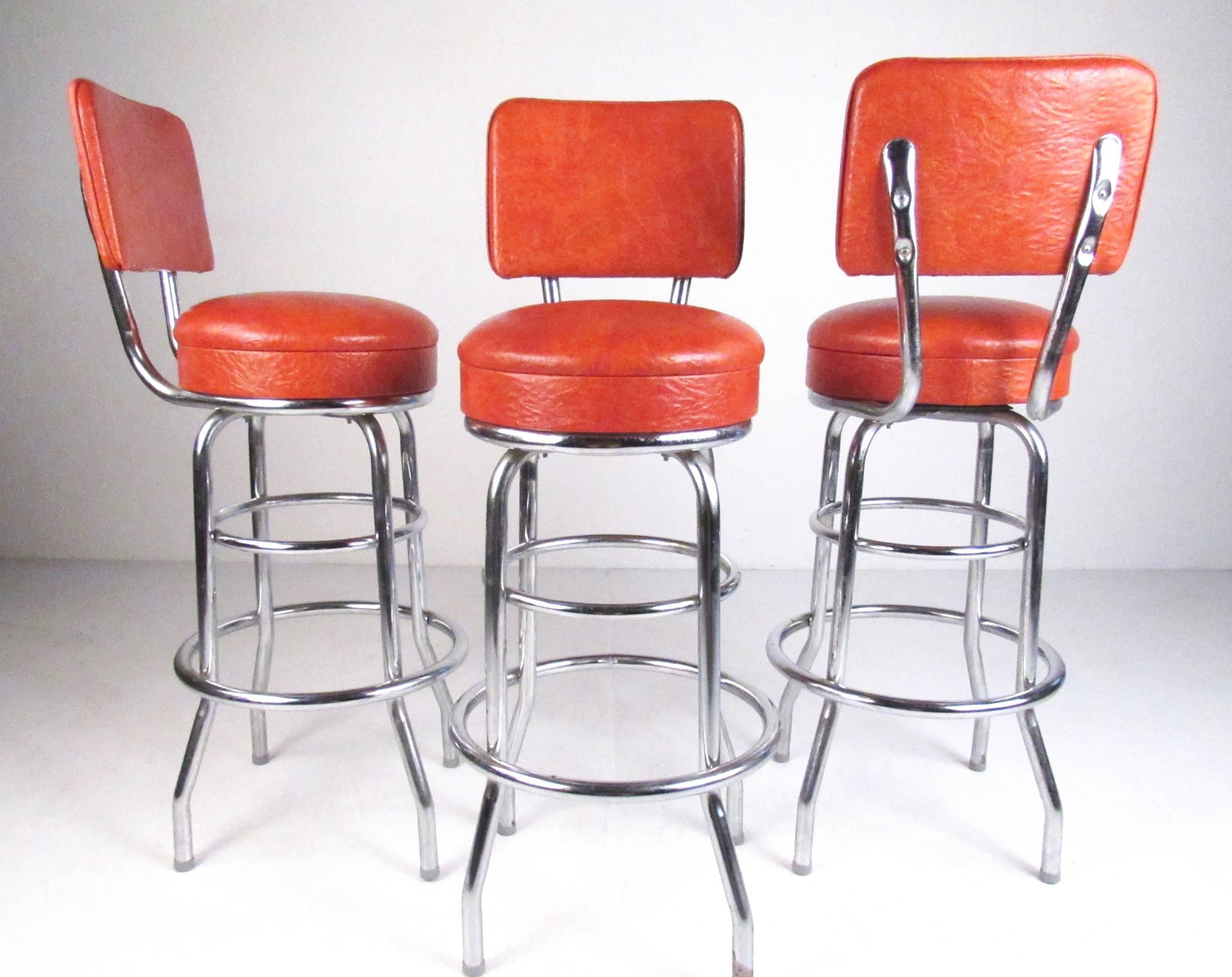 Mid-Century Modern Ensemble de trois tabourets de bar pivotants vintage et modernes en vente