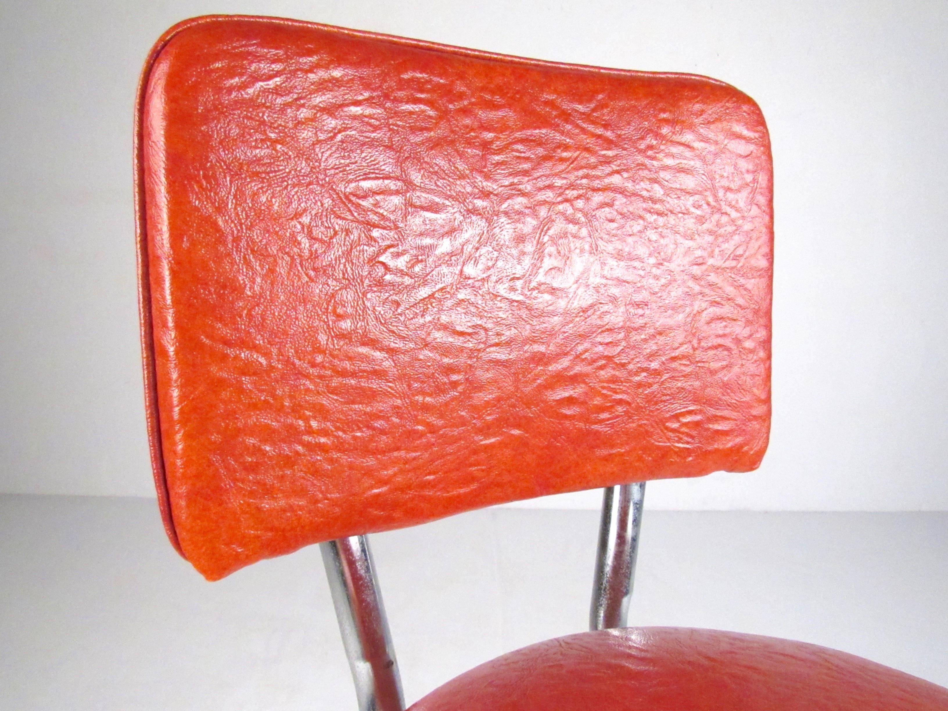 Set of Three Vintage Modern Swivel Bar Stools In Good Condition For Sale In Brooklyn, NY