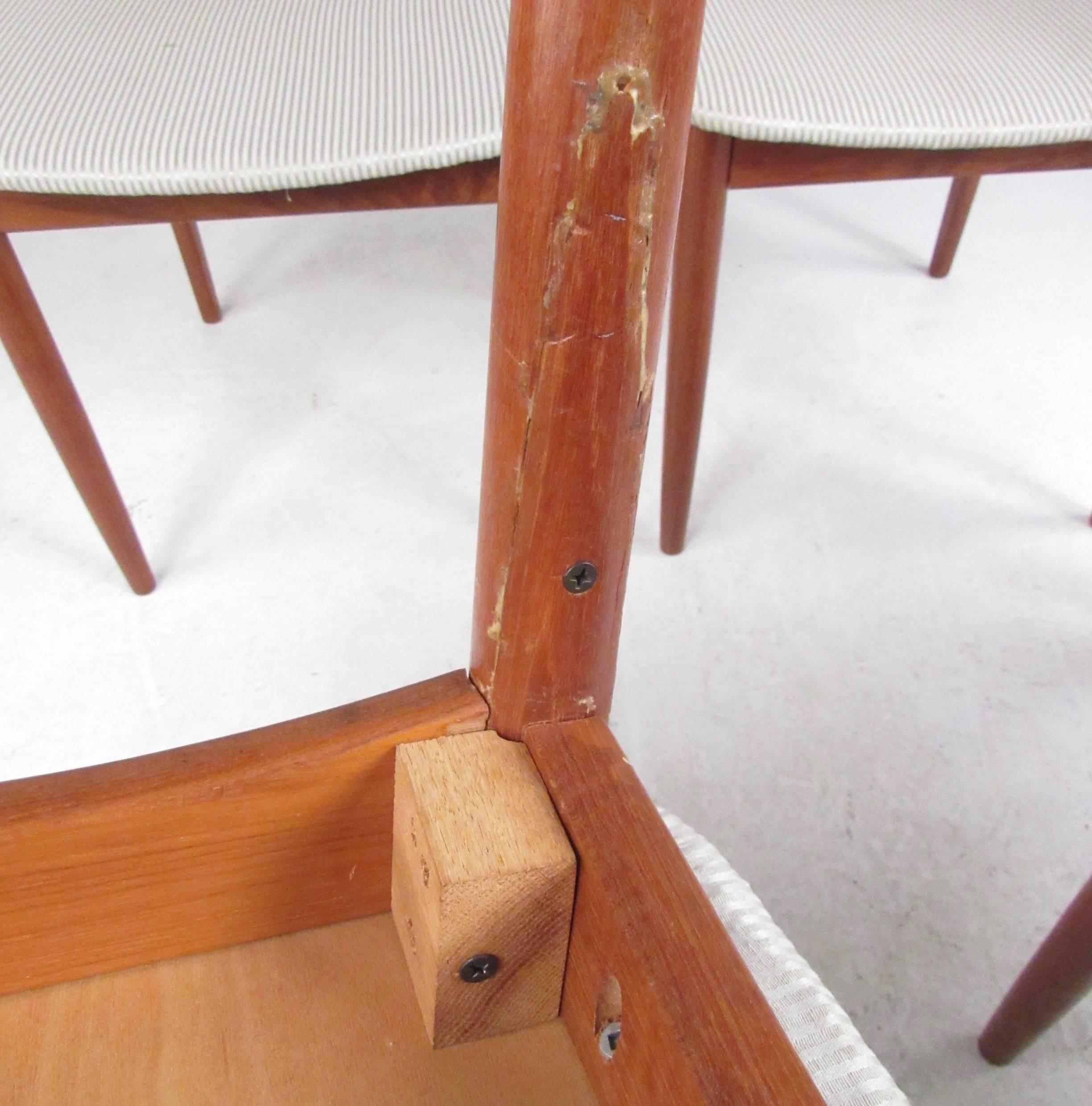Satz von vier modernen Teakholz-Esszimmerstühlen mit hoher Rückenlehne aus der Mitte des Jahrhunderts im Zustand „Relativ gut“ im Angebot in Brooklyn, NY