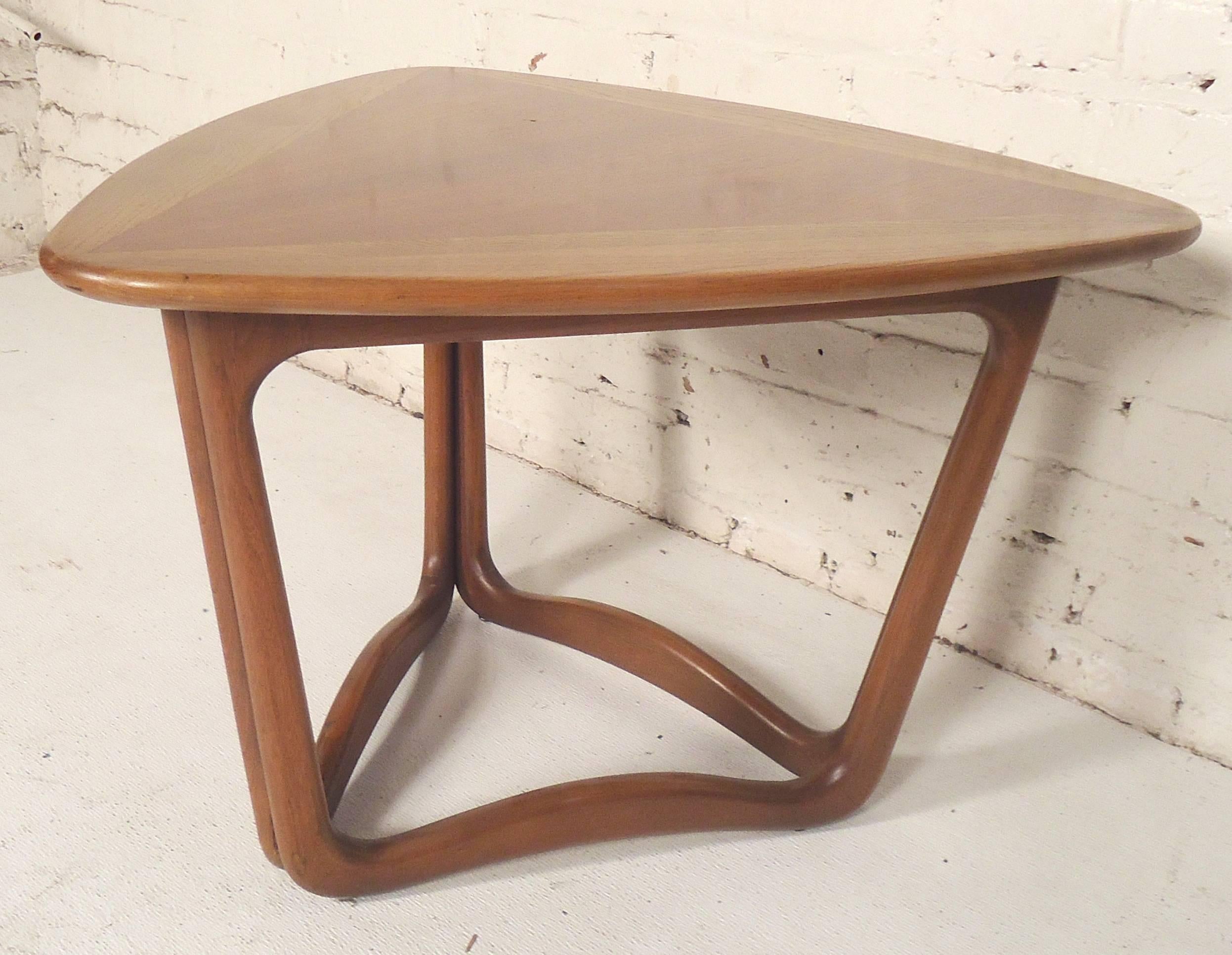 Mid-Century Modern table by Lane with a two tone wood top and sculpted legs. 

(Please confirm item location NY or NJ with dealer).
 