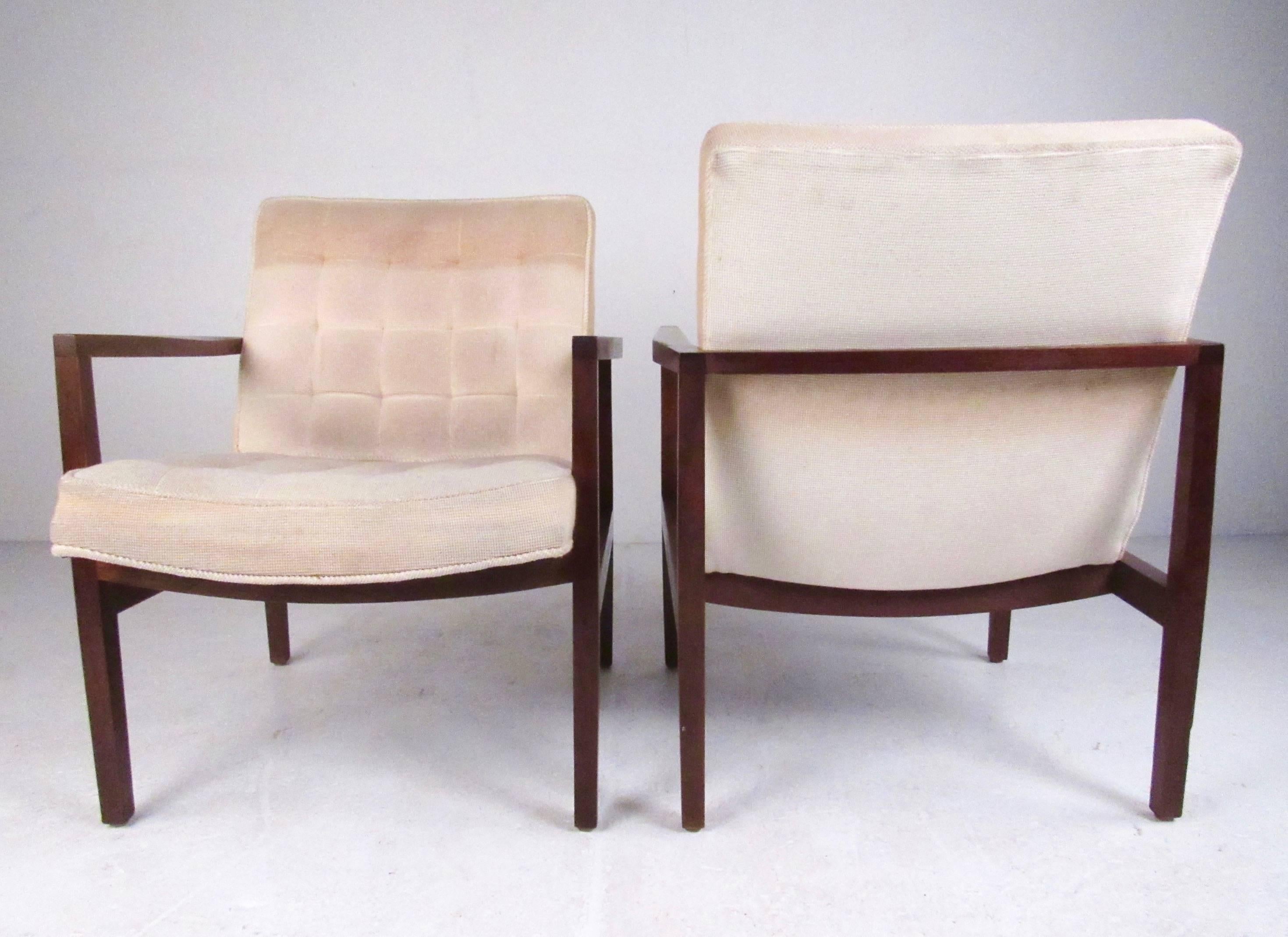 Stylish Pair of Midcentury Knoll Style Lounge Chairs In Good Condition In Brooklyn, NY