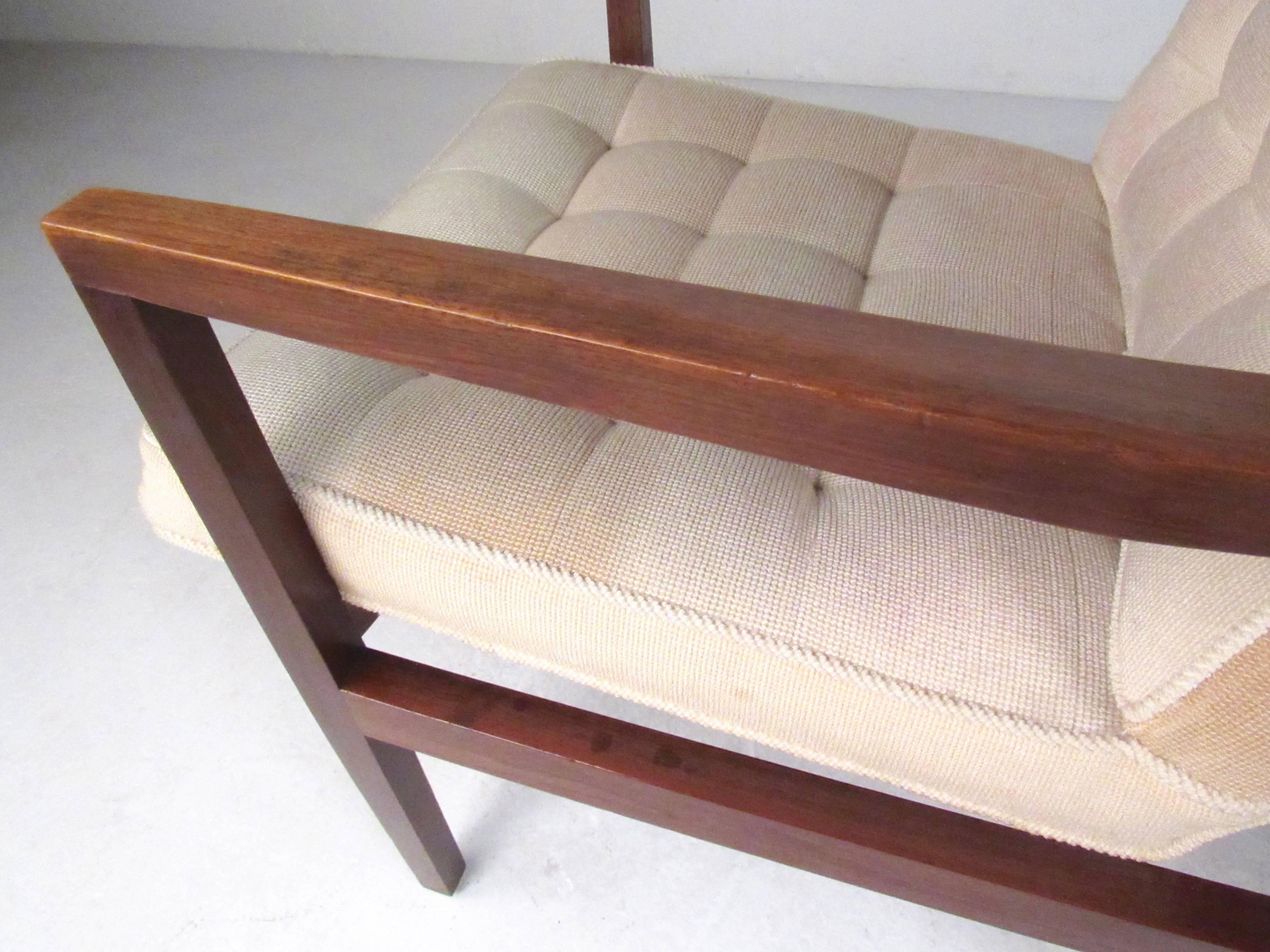 Upholstery Stylish Pair of Midcentury Knoll Style Lounge Chairs