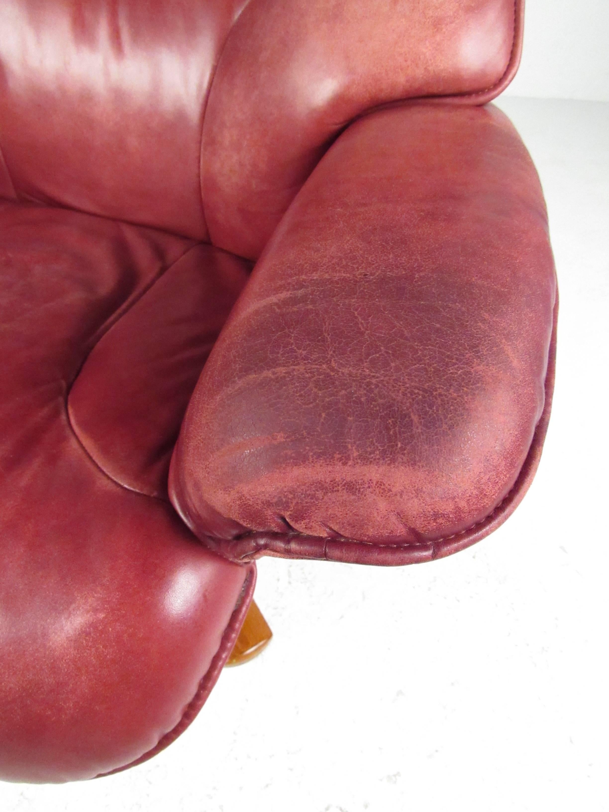 Scandinavian Modern Reclining Leather Lounge Chair with Ottoman In Good Condition In Brooklyn, NY