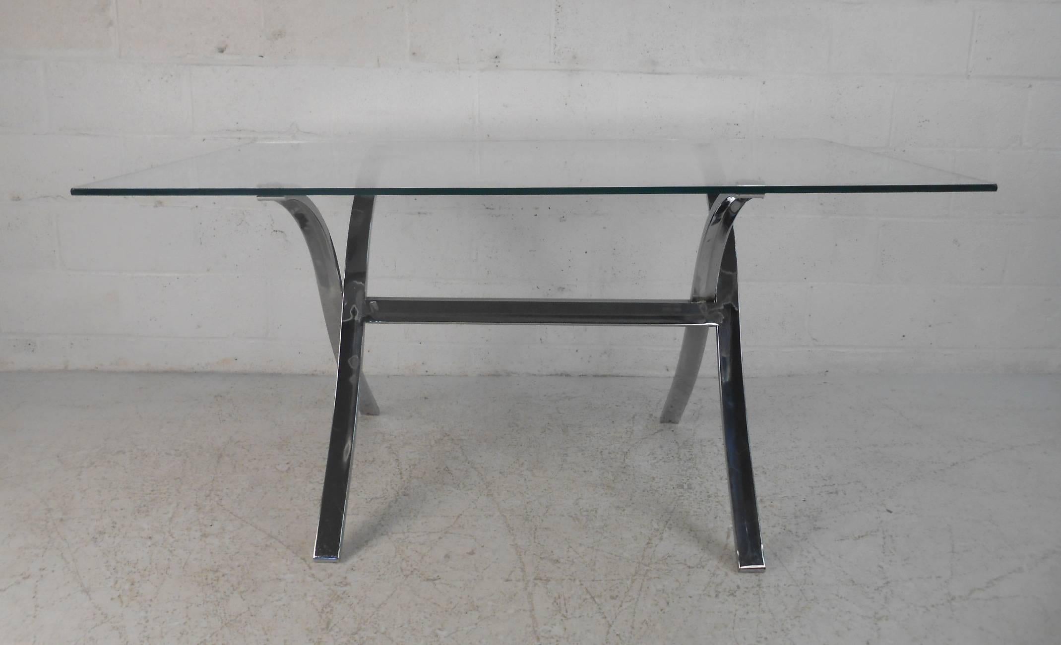 This beautiful vintage modern dining table features a flat bar chrome 