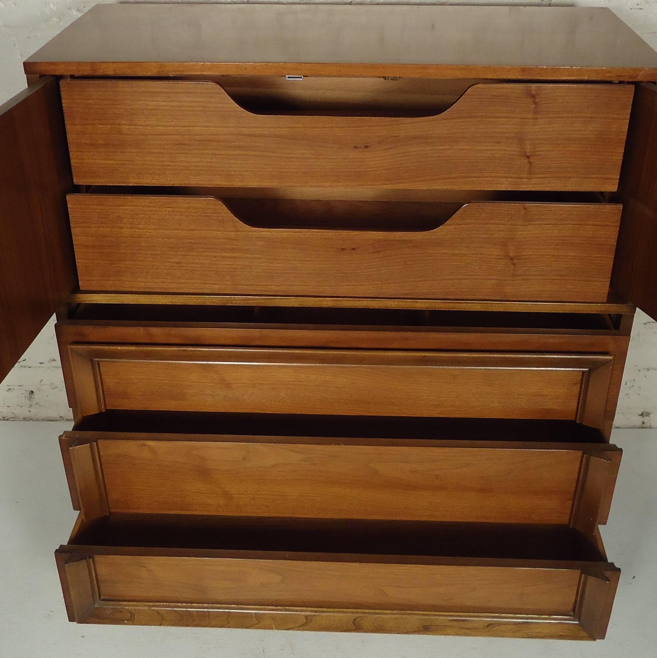 Mid-Century Modern Gentleman's Chest In Good Condition In Brooklyn, NY
