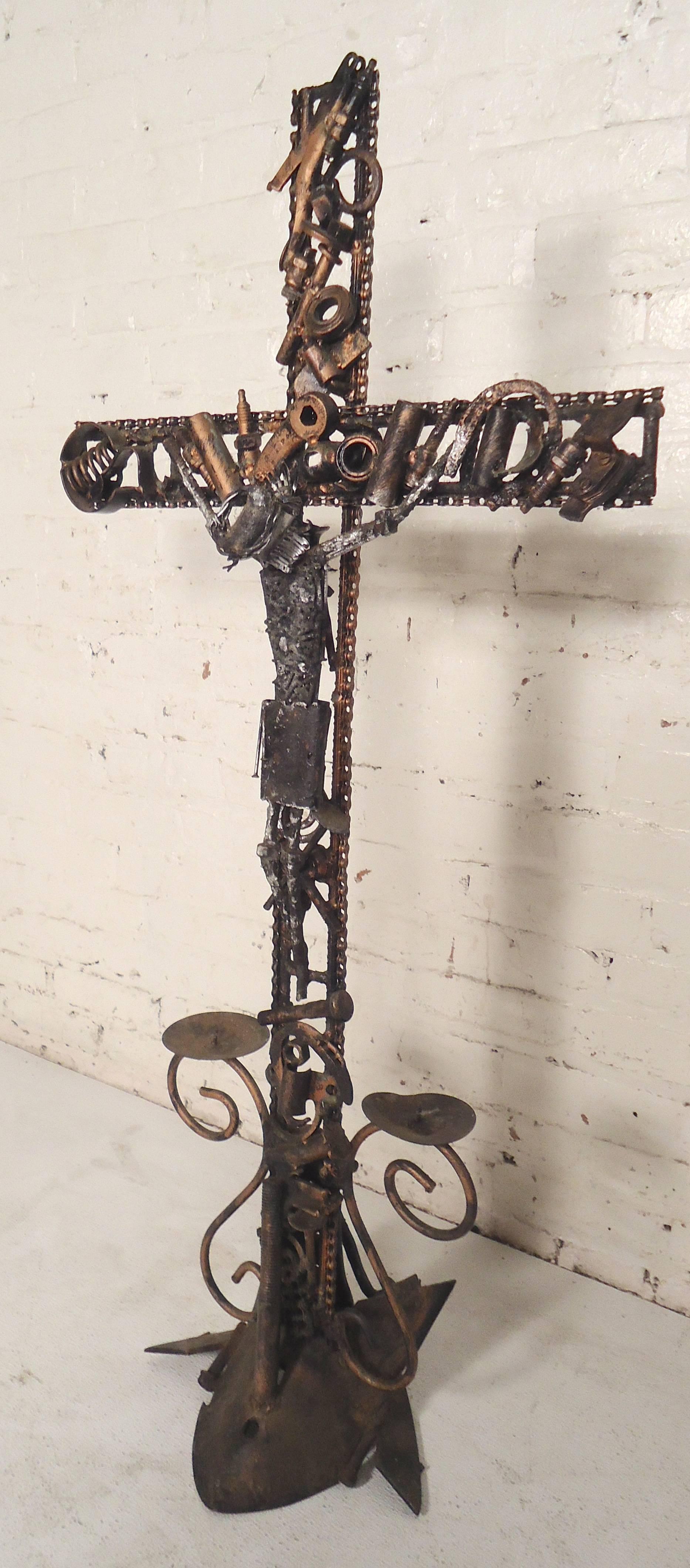 Crucifix unique fabriqué à partir de pièces automobiles pour donner un style industriel lourd. Deux chandeliers en bas. Très inhabituel et fait à la main.

(Veuillez confirmer l'emplacement de l'article - NY ou NJ - avec le concessionnaire).
 