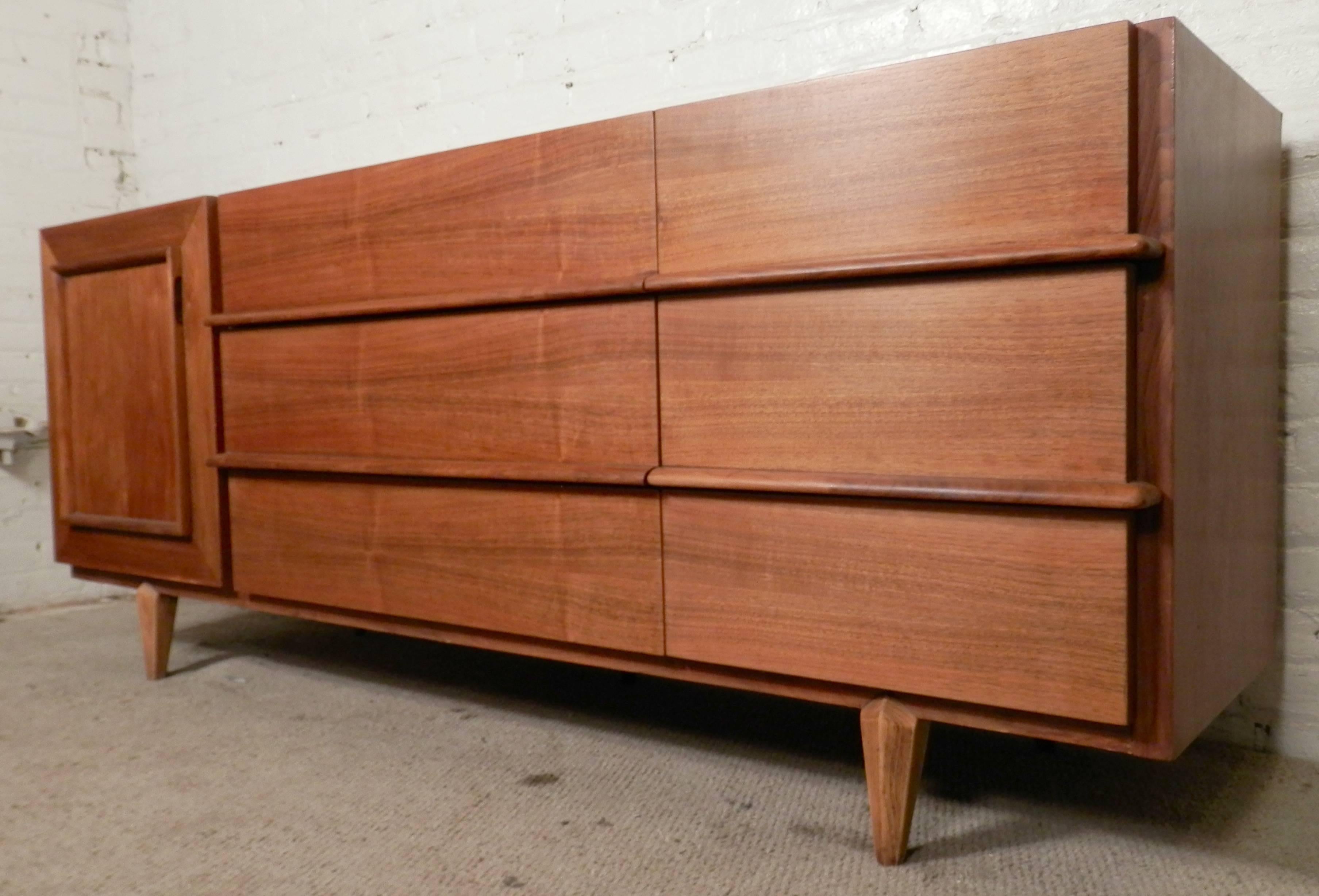 Long nine-drawer dresser in walnut grain with concealing door. Nice sculpted trim and legs.

(Please confirm item location - NY or NJ - with dealer).
 