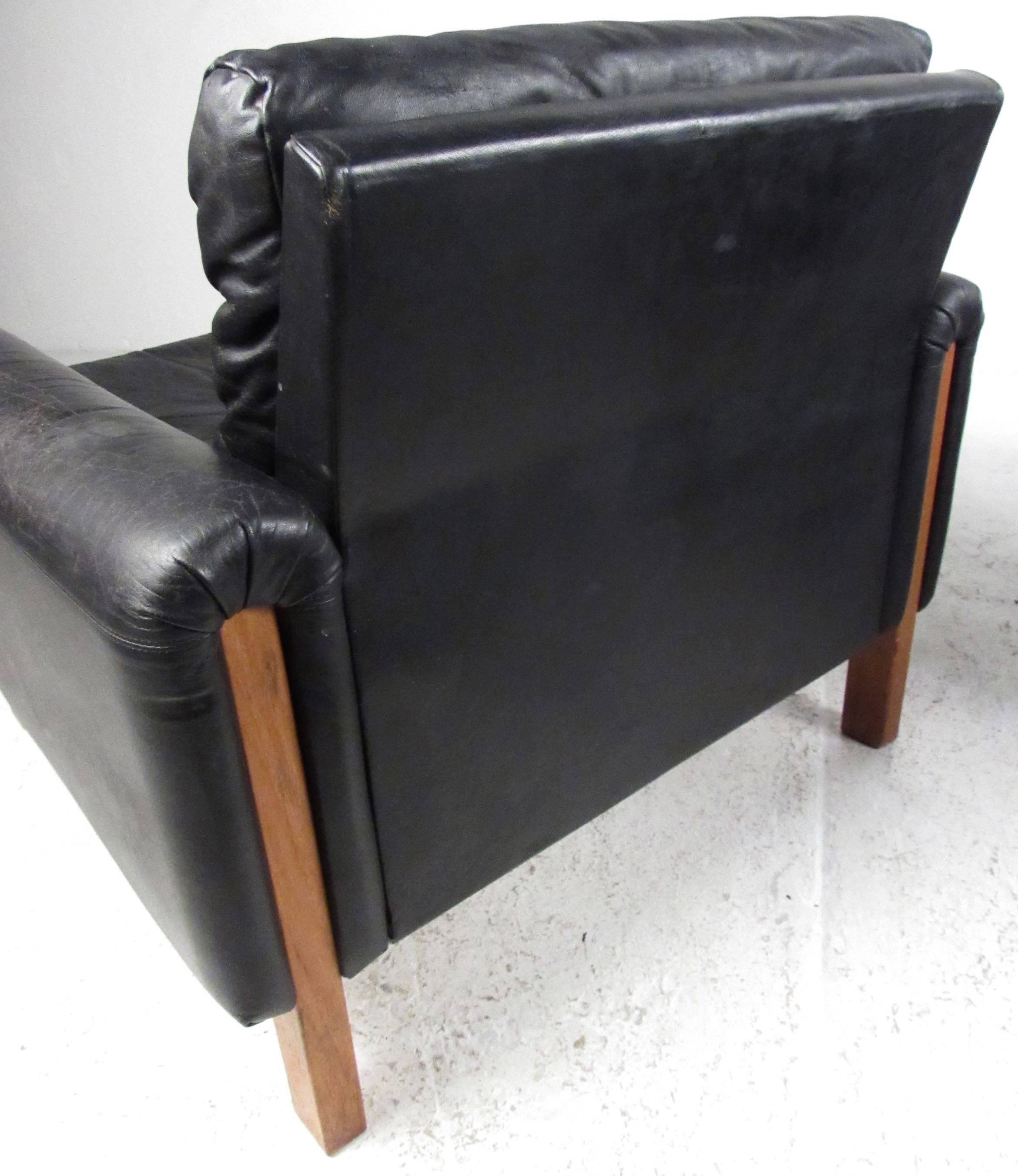 American Pair of Midcentury Tufted Leather Lounge Chairs by Stendig