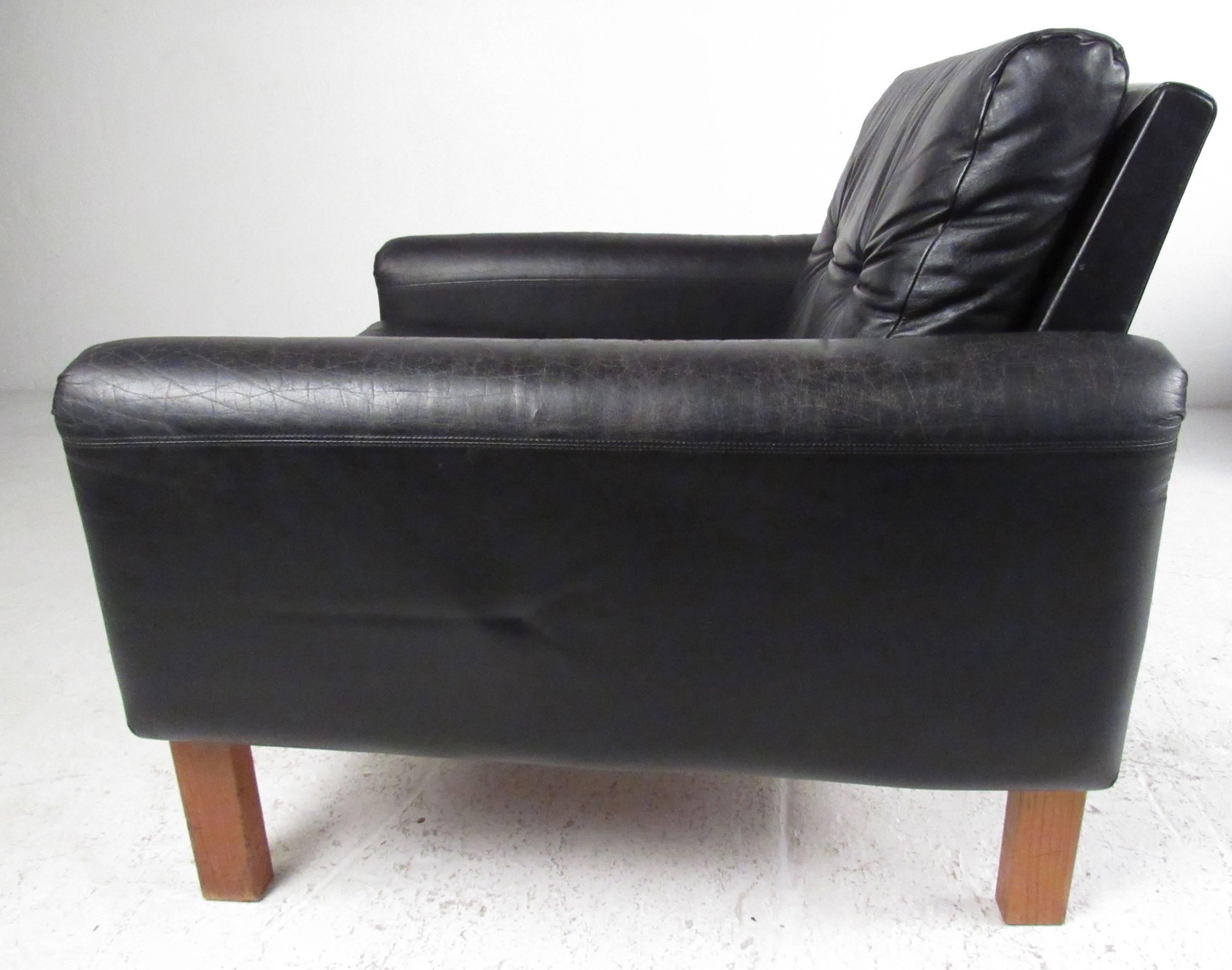 Mid-Century Modern Pair of Midcentury Tufted Leather Lounge Chairs by Stendig