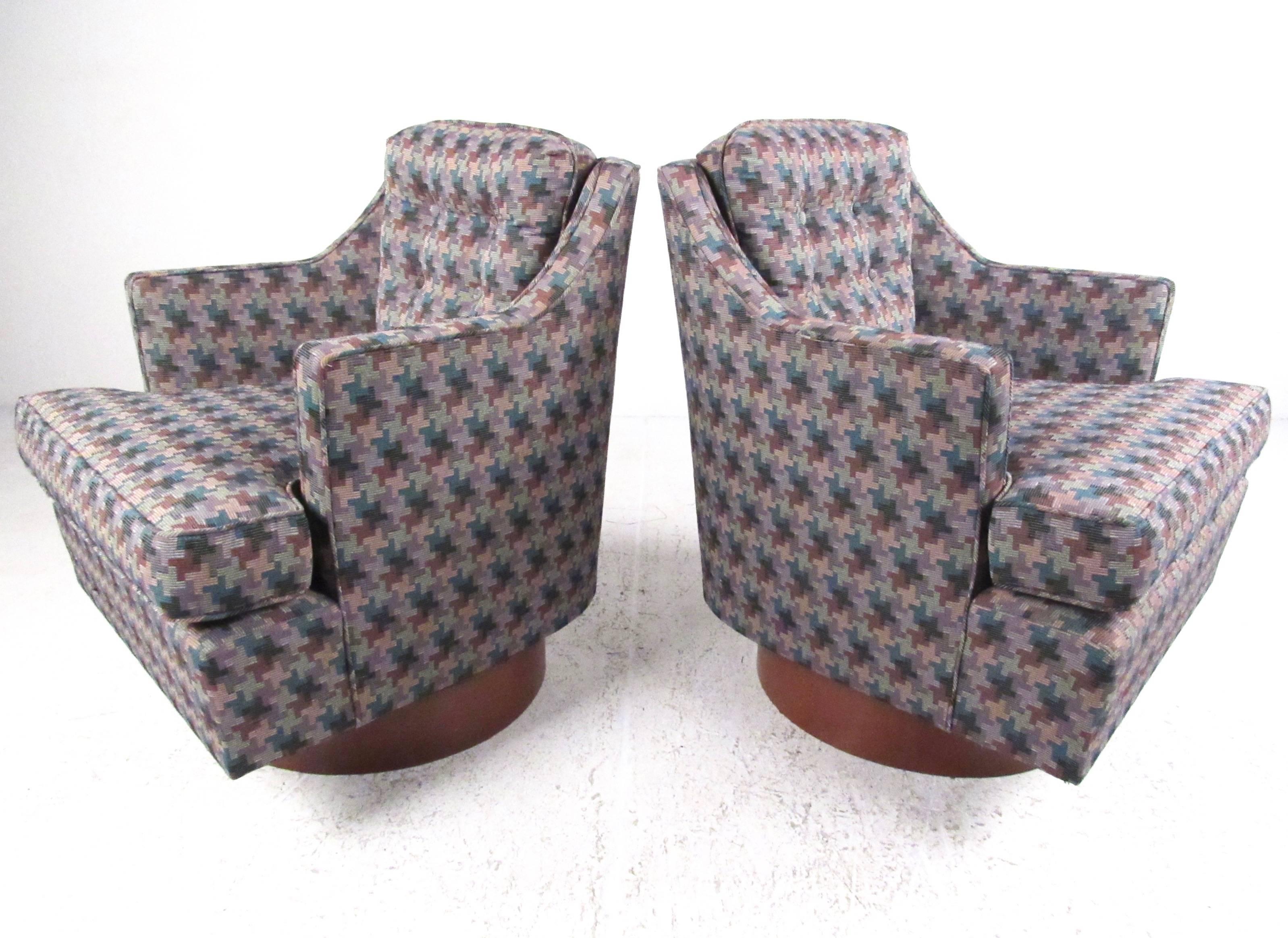 Pair Stylish Modern Swivel Chairs In Good Condition In Brooklyn, NY