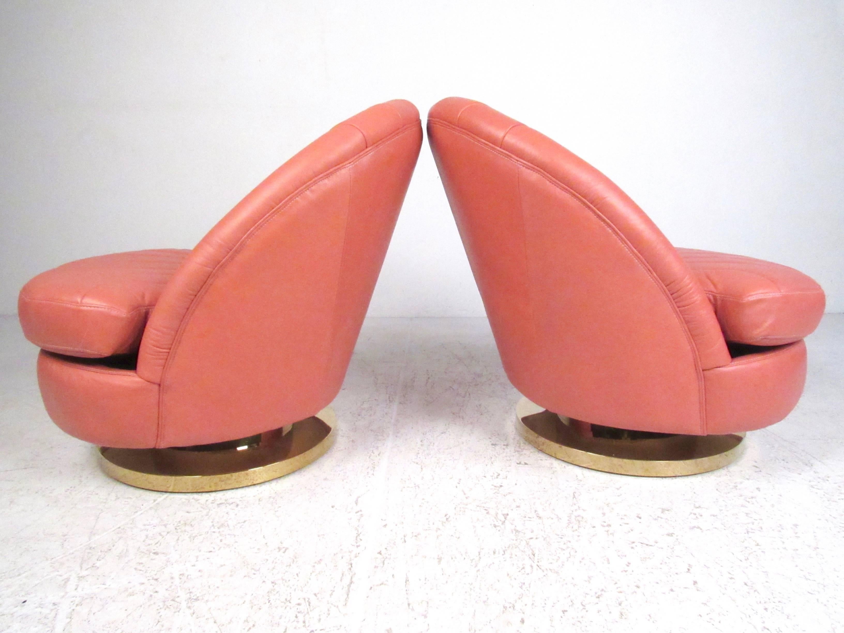 Pair of Stylish Modern Swivel Club Chairs In Good Condition In Brooklyn, NY