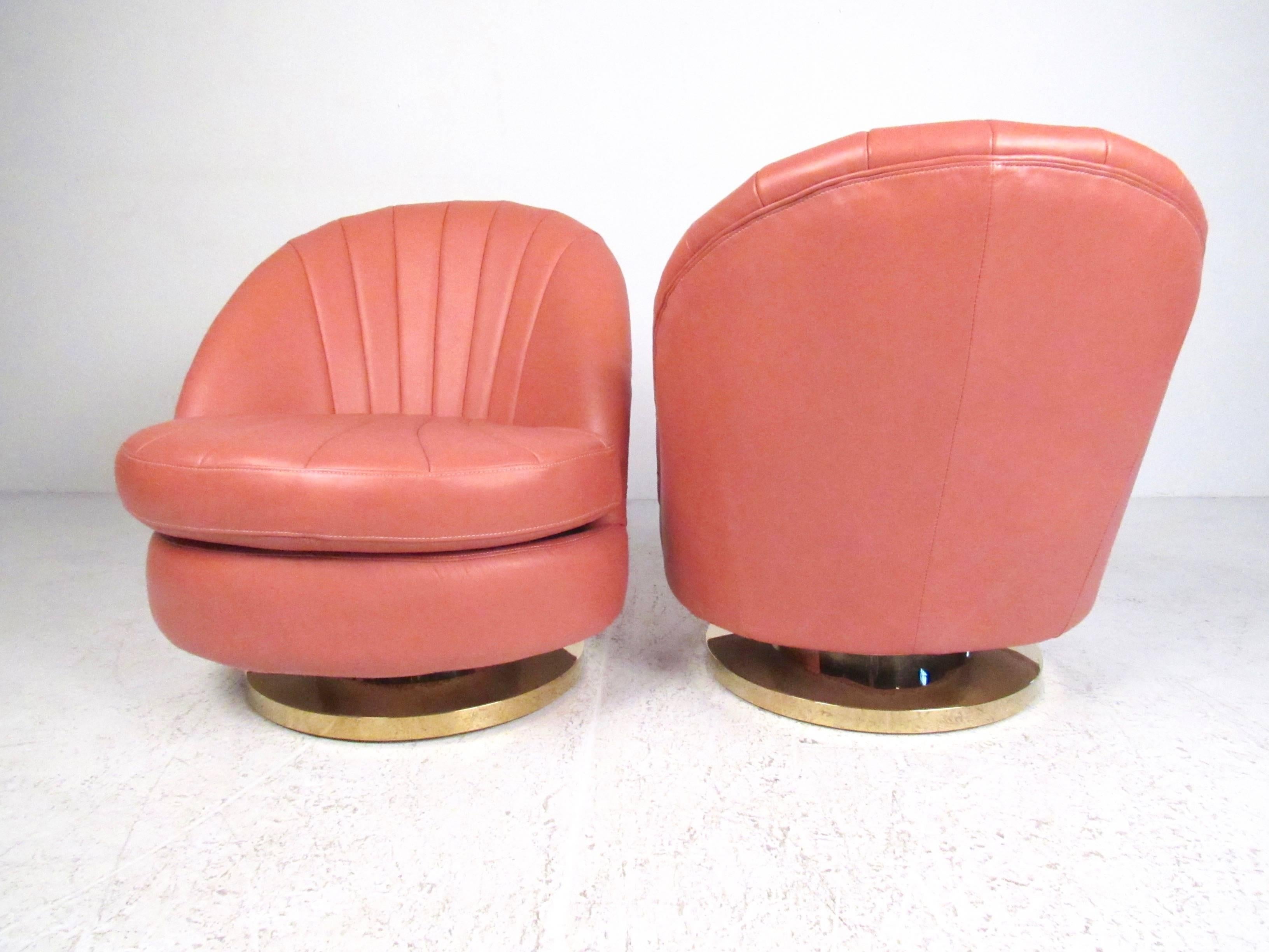 20th Century Pair of Stylish Modern Swivel Club Chairs