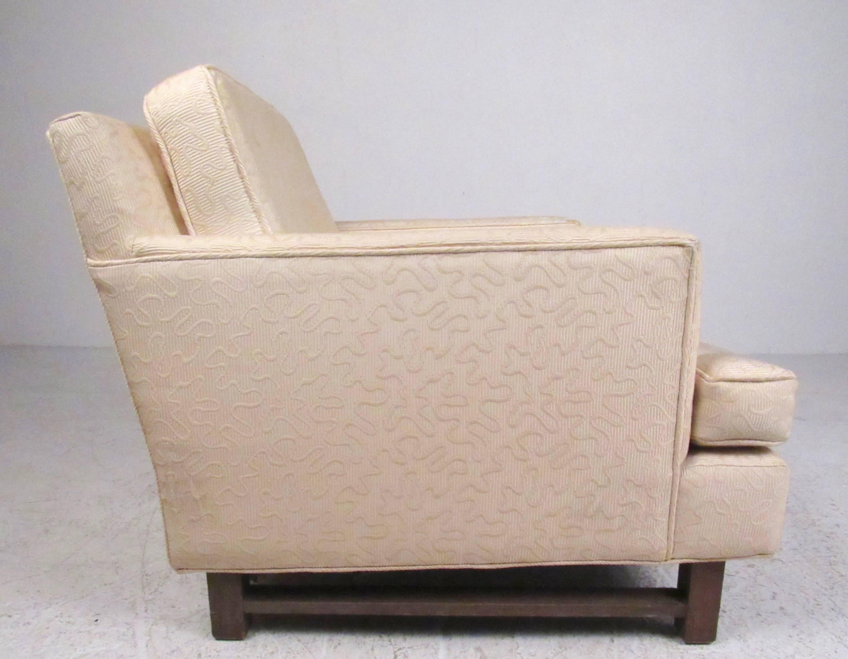 Tissu d'ameublement Paire de fauteuils de salon vintage modernes et vintage de style Dunbar en vente