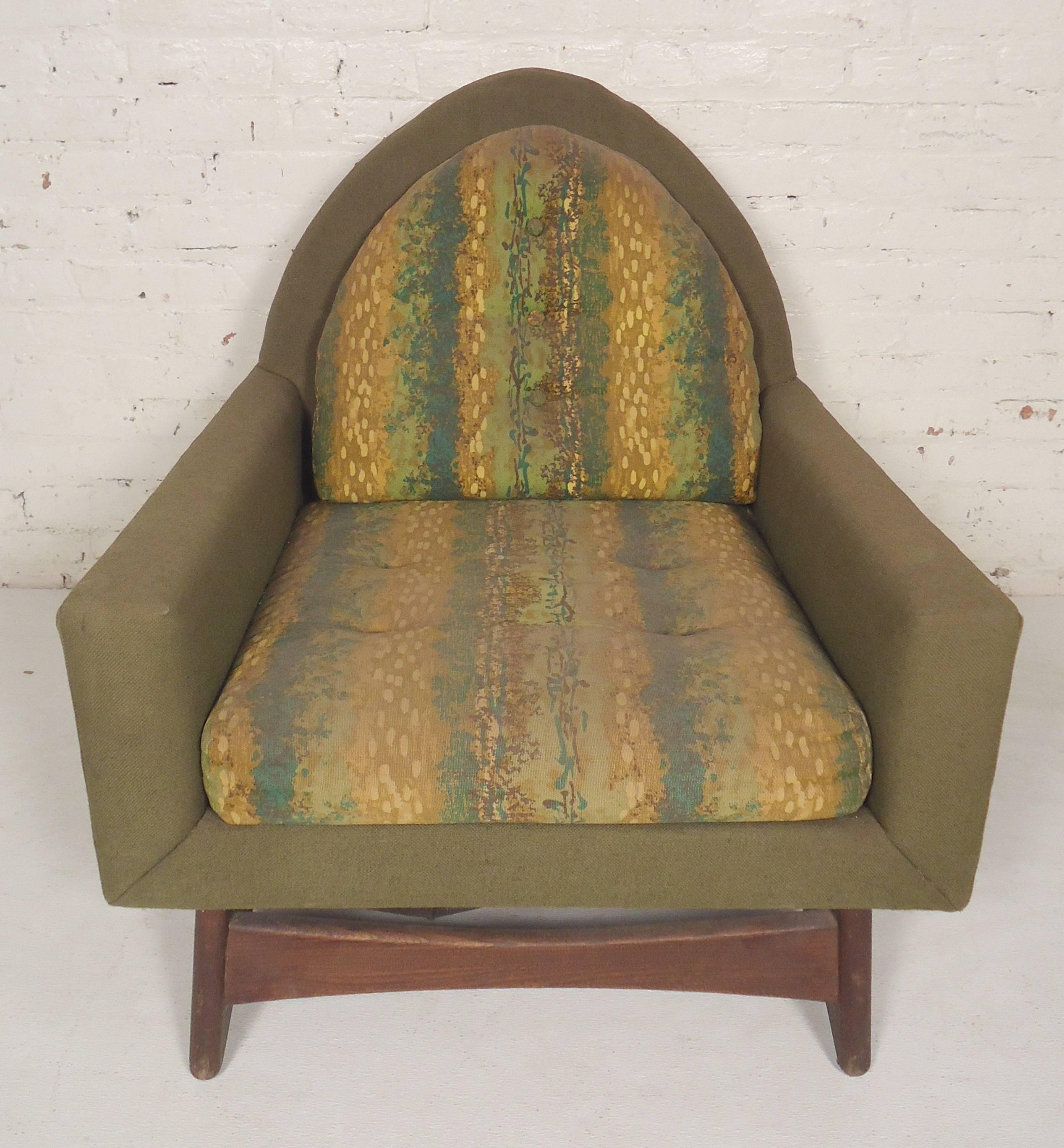 Vintage modern lounge chair by Adrian Pearsall. Features his Classic sculpted walnut base.

(Please confirm item location - NY or NJ - with dealer).
 