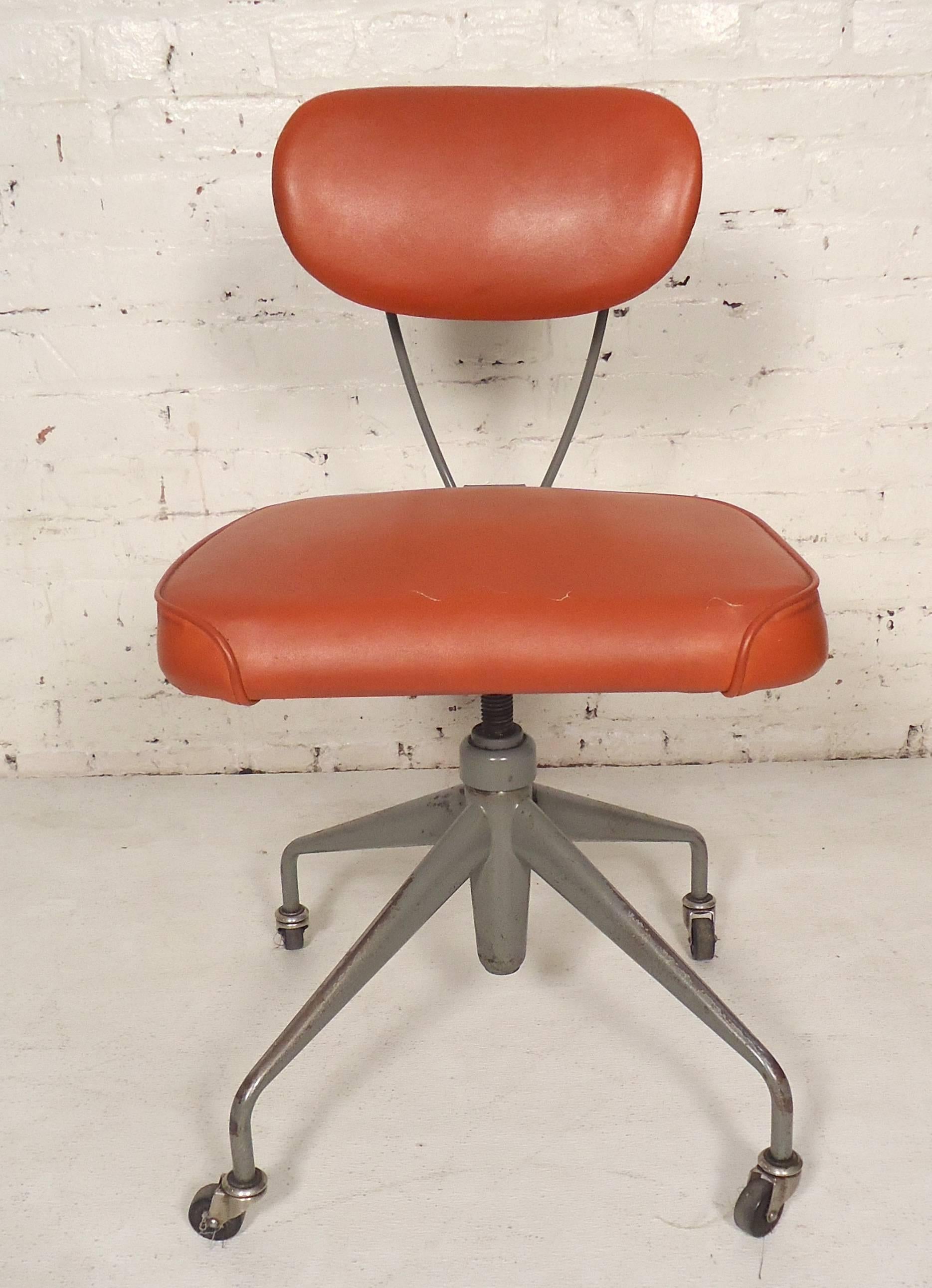 Vintage rolling chair with vinyl fabric and unusual back supports.

(Please confirm item location - NY or NJ - with dealer).
    