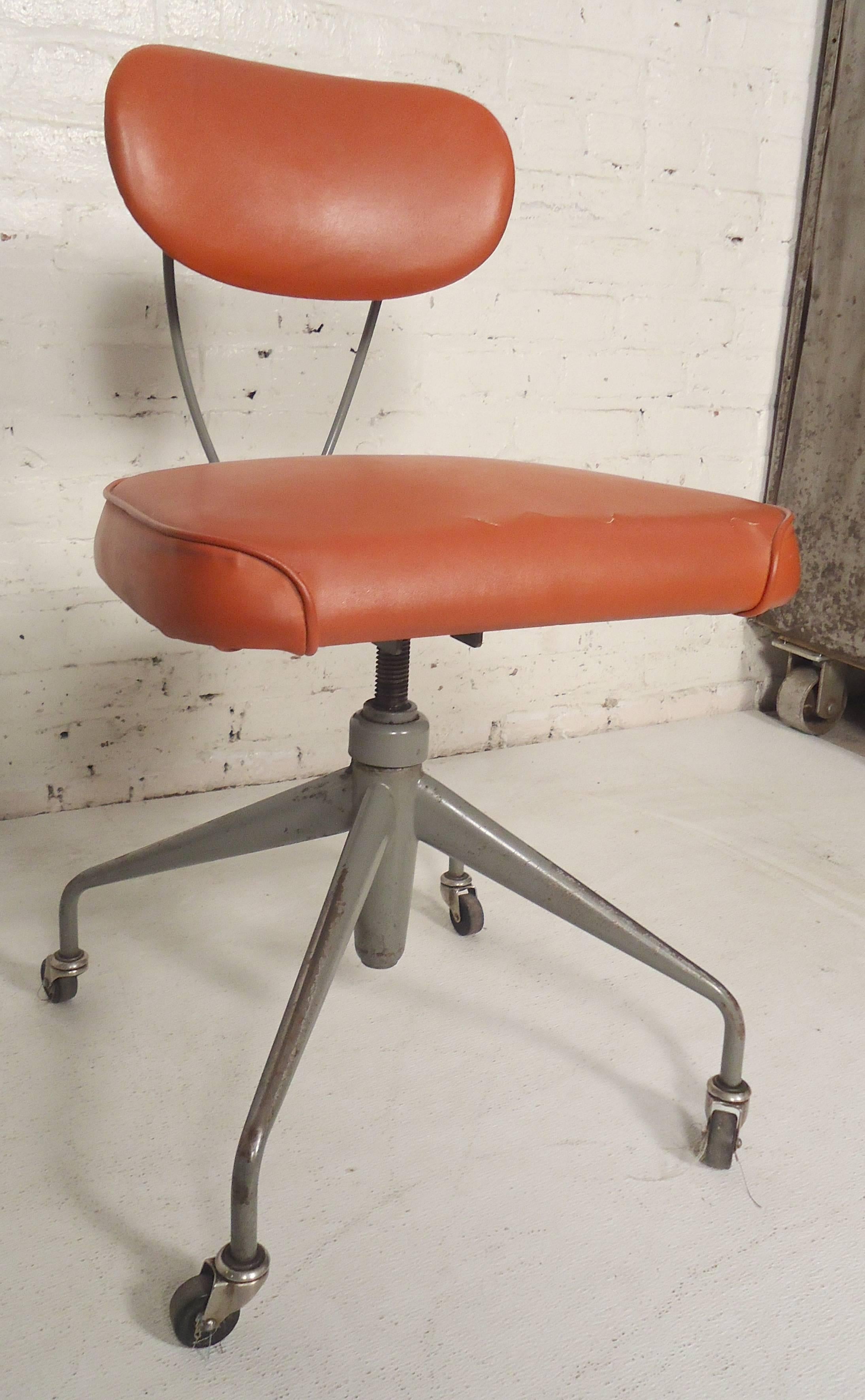 Mid-Century Modern Desk Chair In Good Condition In Brooklyn, NY