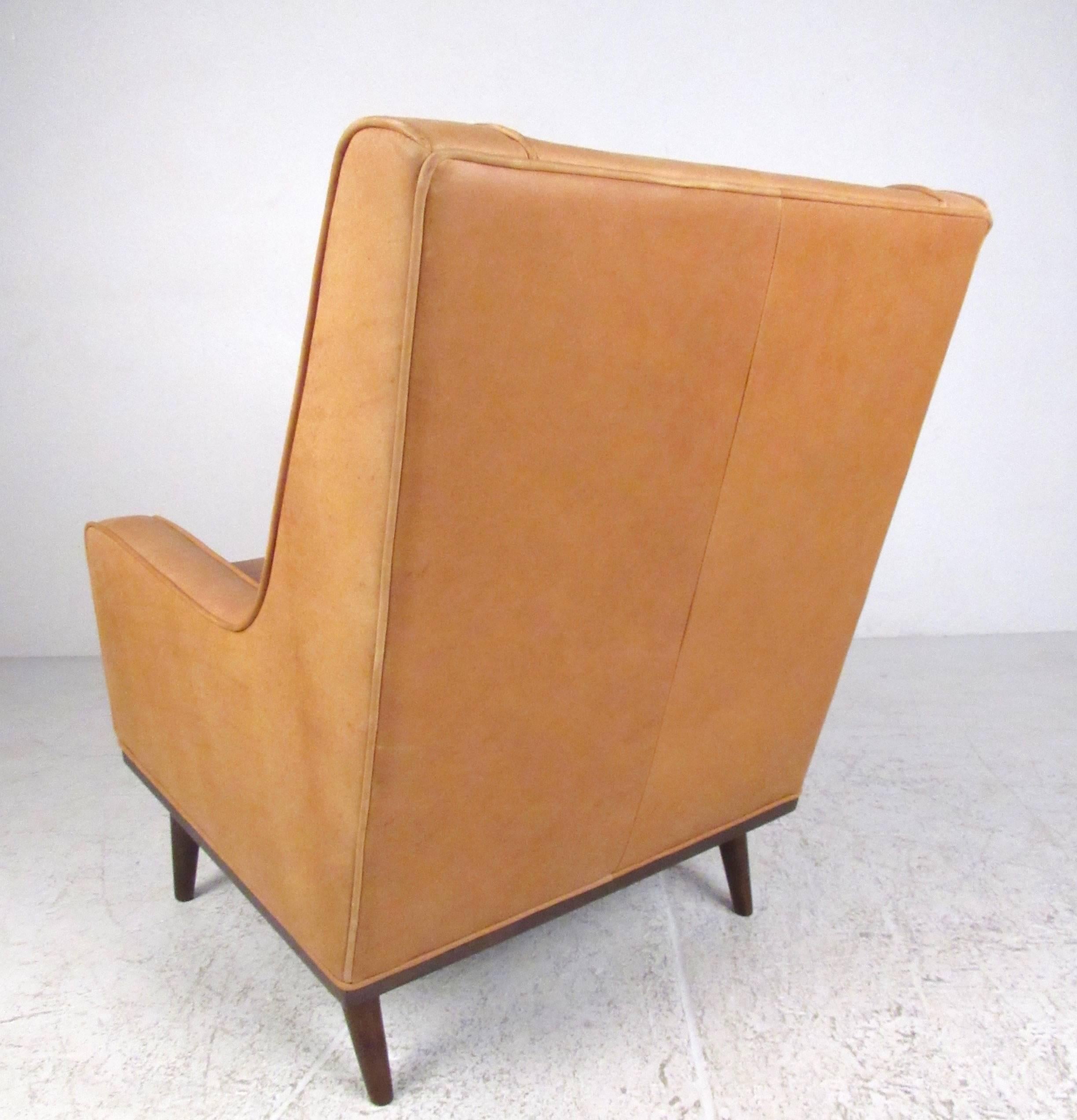 20th Century Pair of Stylish Modern Tufted Leather Lounge Chairs