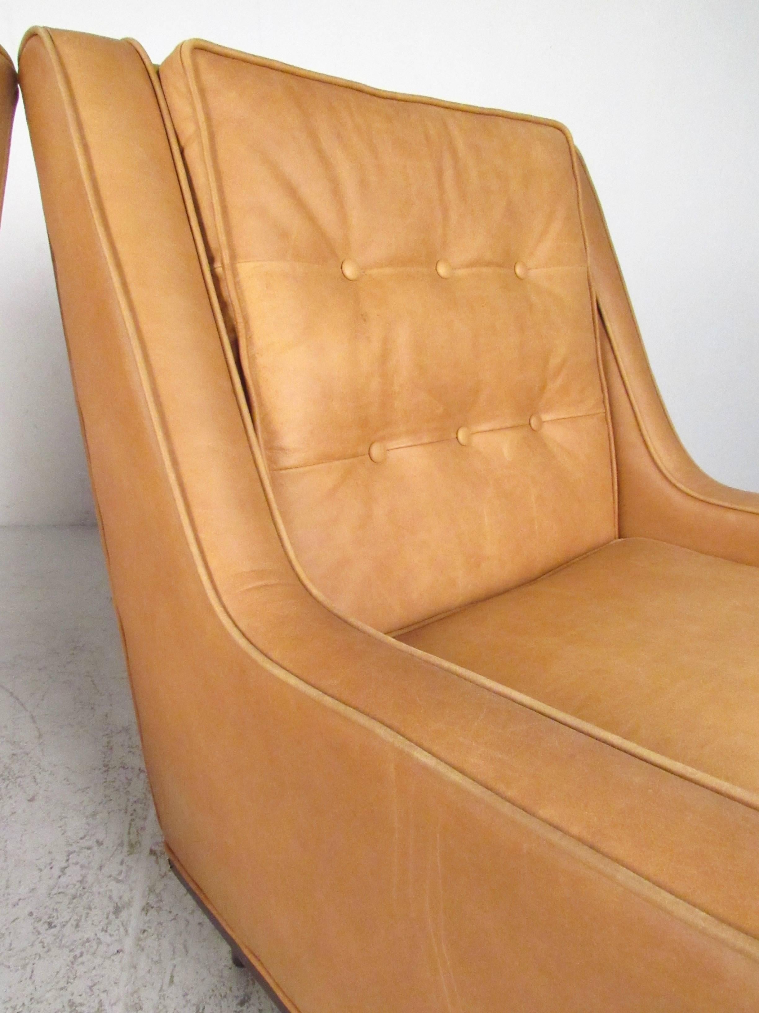 Mid-Century Modern Pair of Stylish Modern Tufted Leather Lounge Chairs