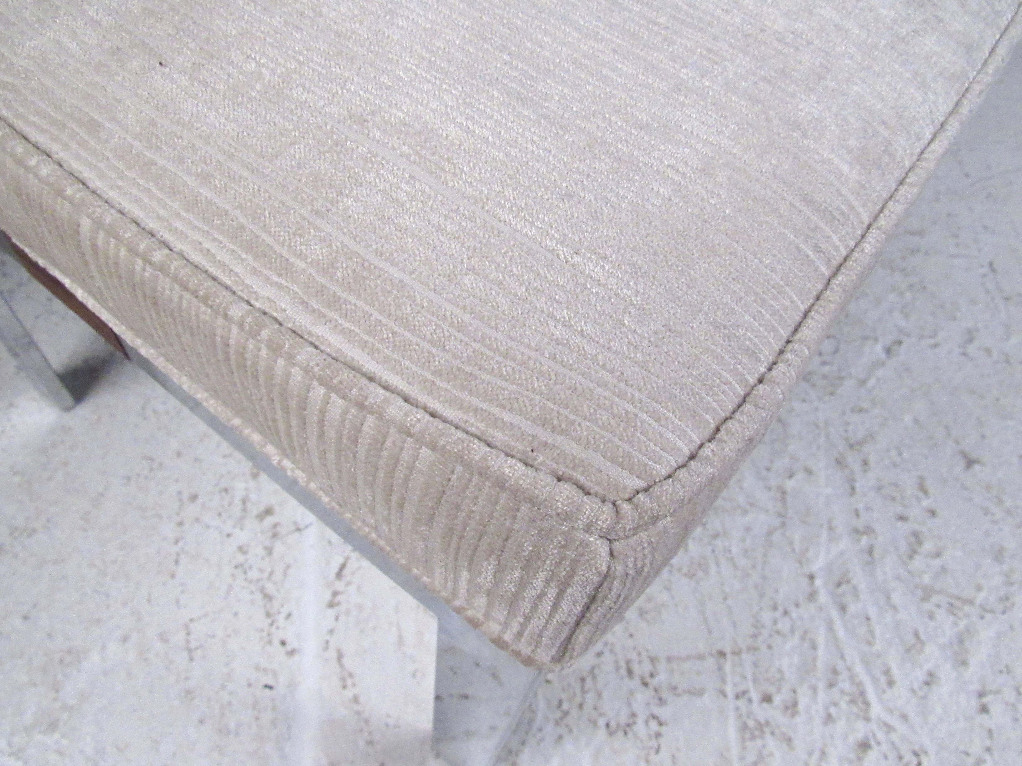Contemporary Modern Upholstered Bench Seat In Good Condition For Sale In Brooklyn, NY