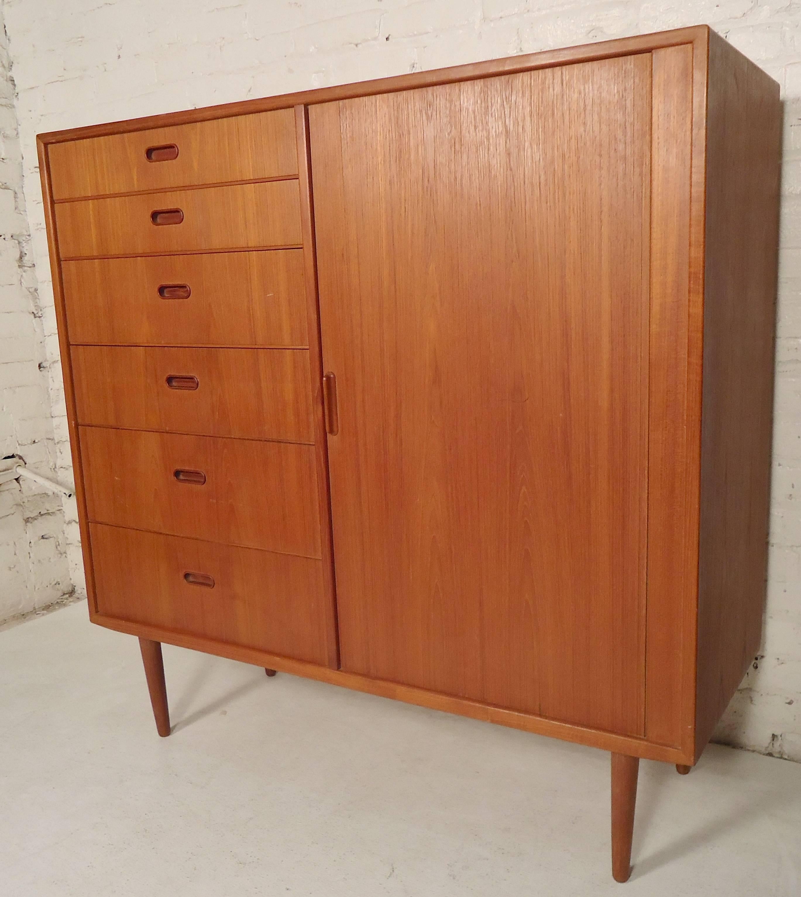 Mid-Century Modern dresser from Denmark with 12 total drawers. Attractive inset handles and tapered legs.

(Please confirm item location - NY or NJ - with dealer).
 