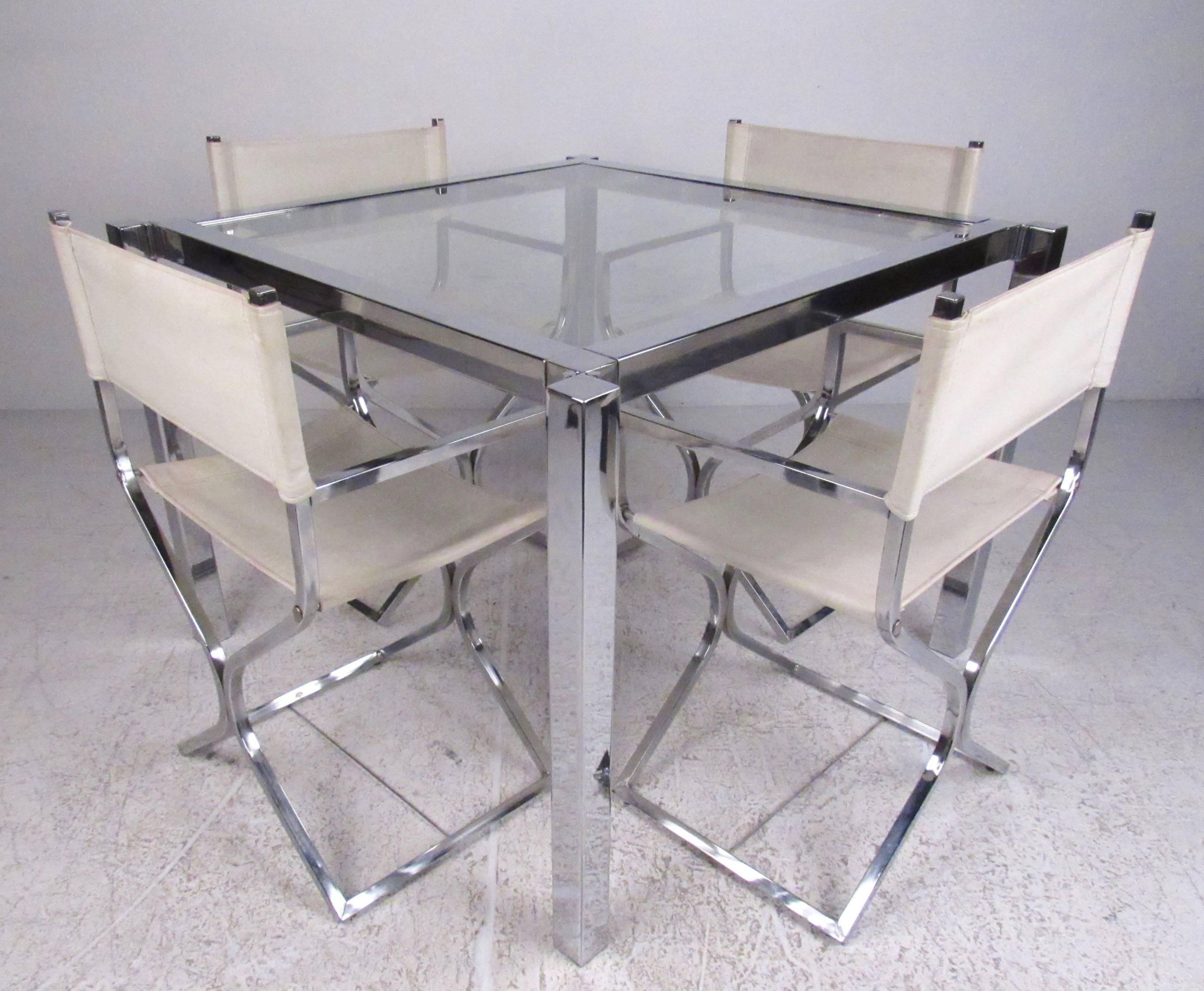 Cet ensemble de dînette compact en chrome et vinyle se caractérise par une construction de qualité du milieu du siècle et un design moderne simple mais épuré. Les sièges à sangles de style directeur font de cet ensemble de quatre fauteuils un