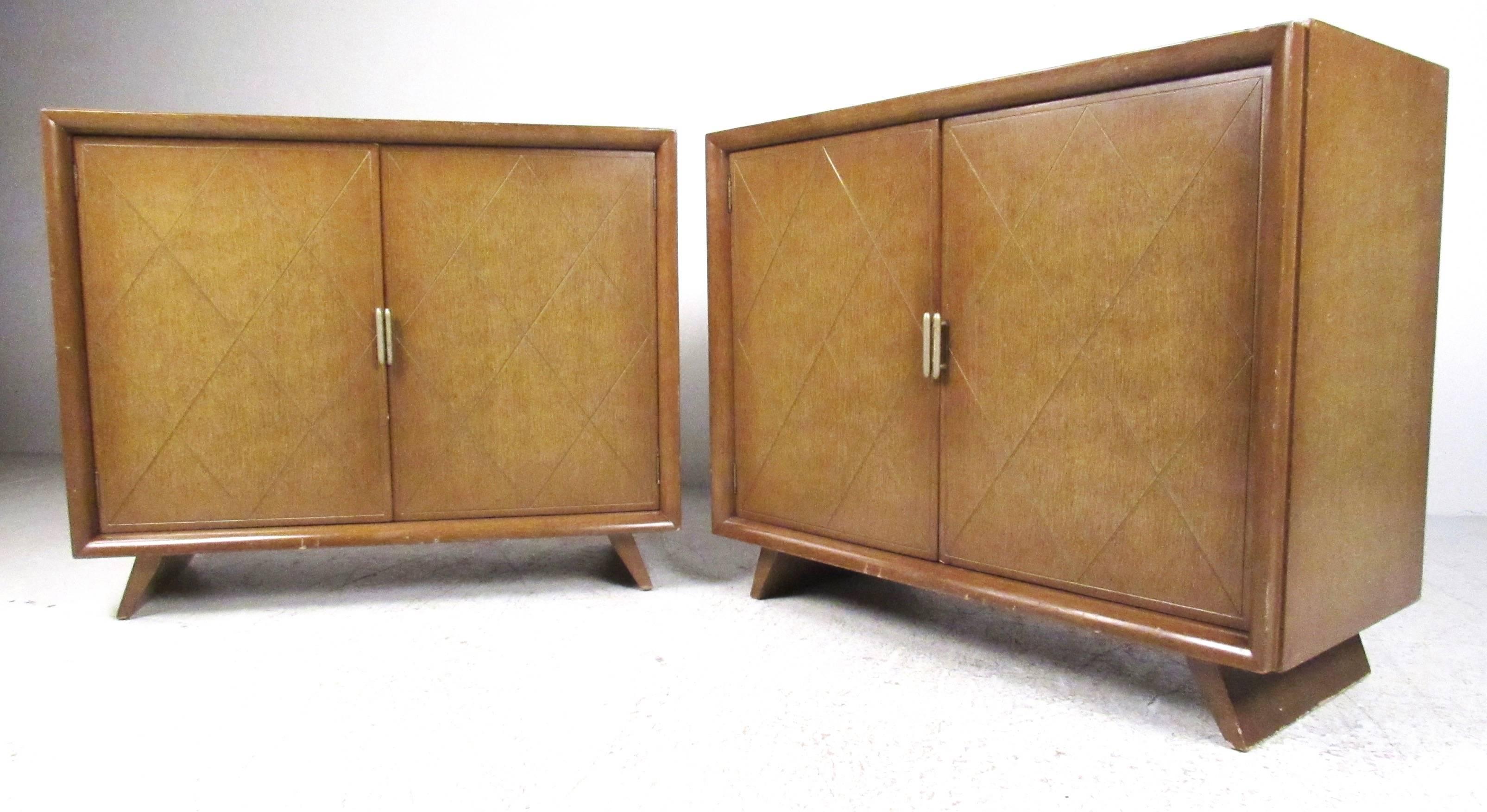 Pair of Vintage Modern Tommi Parzinger Bedroom Chests In Good Condition In Brooklyn, NY