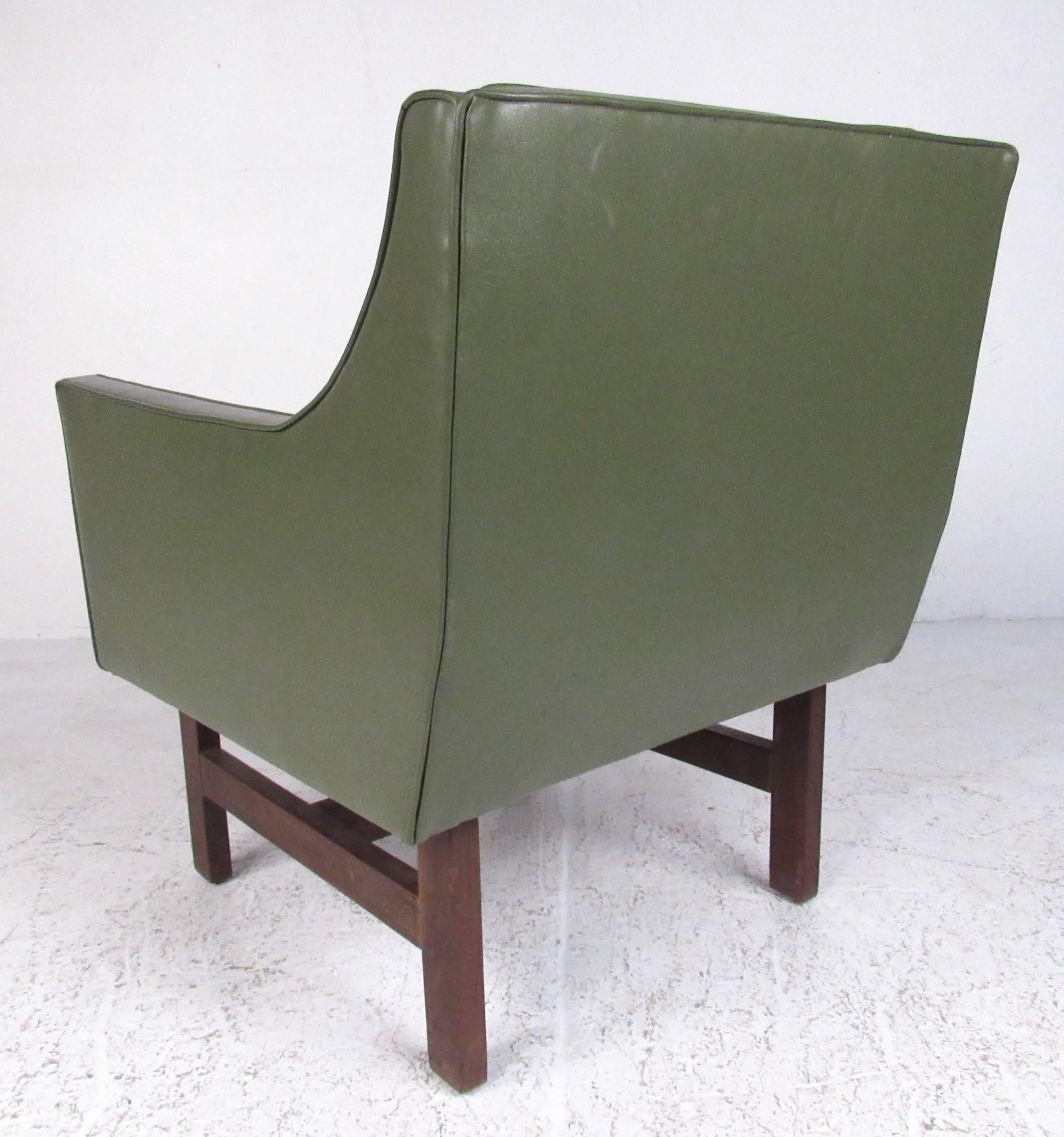 Mid-Century Modern Paire de fauteuils club modernes vintage en vinyle et teck en vente