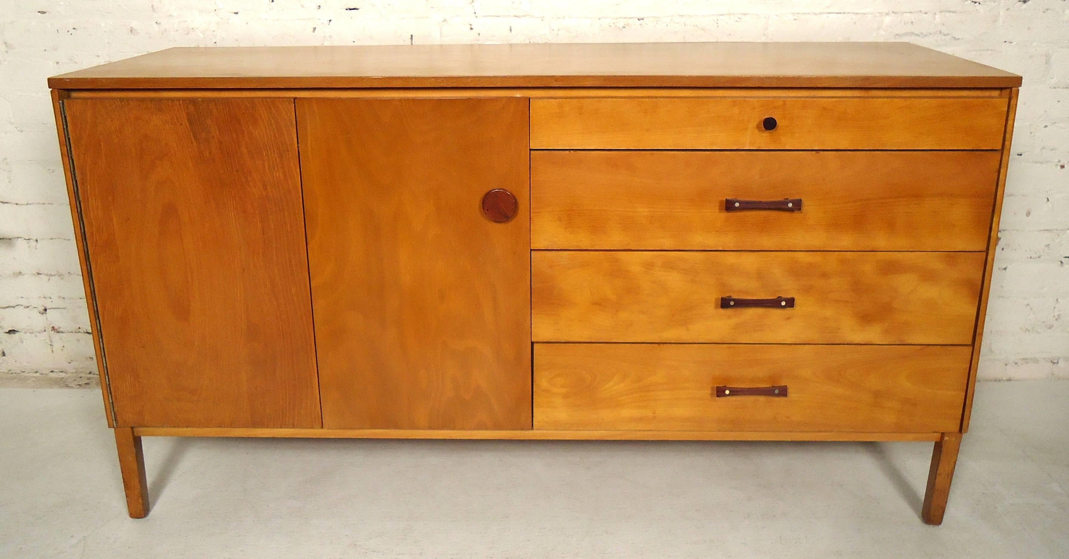 Very unique Mid-Century Modern Paul McCobb server features four drawers, three with bow tie pulls, one hand-carved pull, and a very spacious storage unit.

Please confirm item location (NY or NJ).