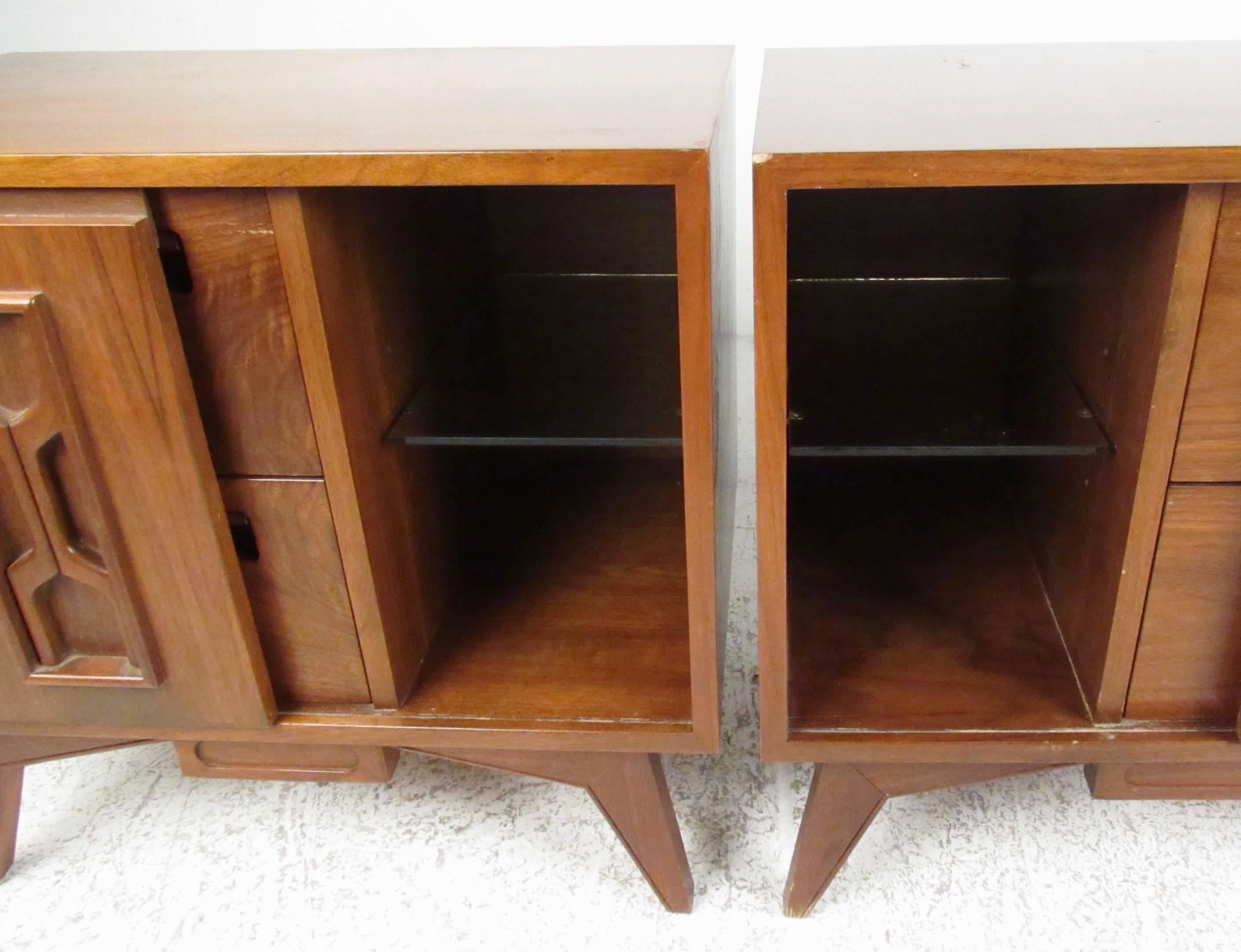 Mid-Century Modern Stylish Vintage Walnut Bedroom Suite with Sculpted Front Detail For Sale