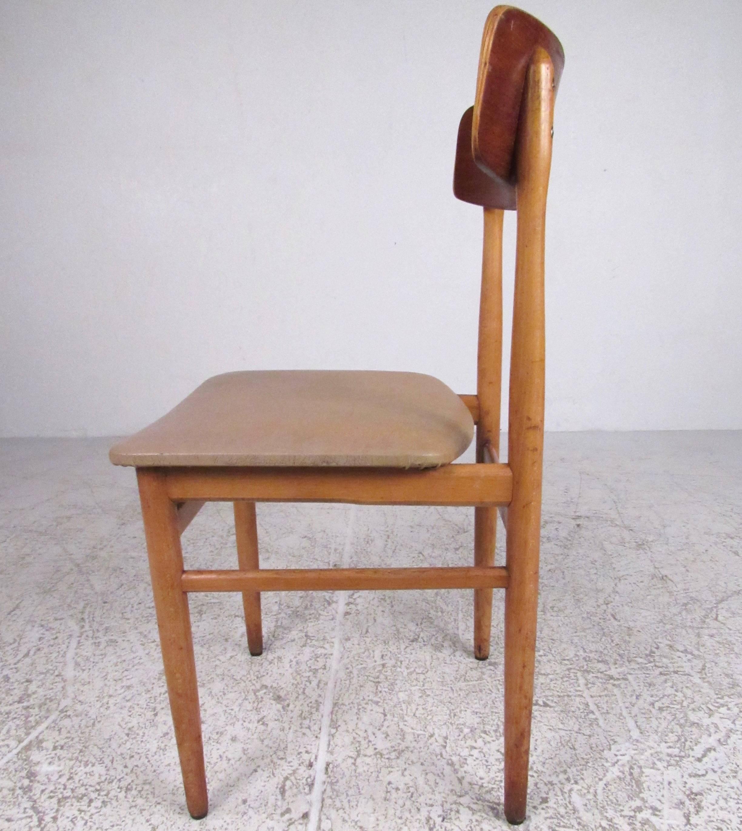 Set of Mid-Century Modern Bentwood Dining Chairs In Fair Condition For Sale In Brooklyn, NY