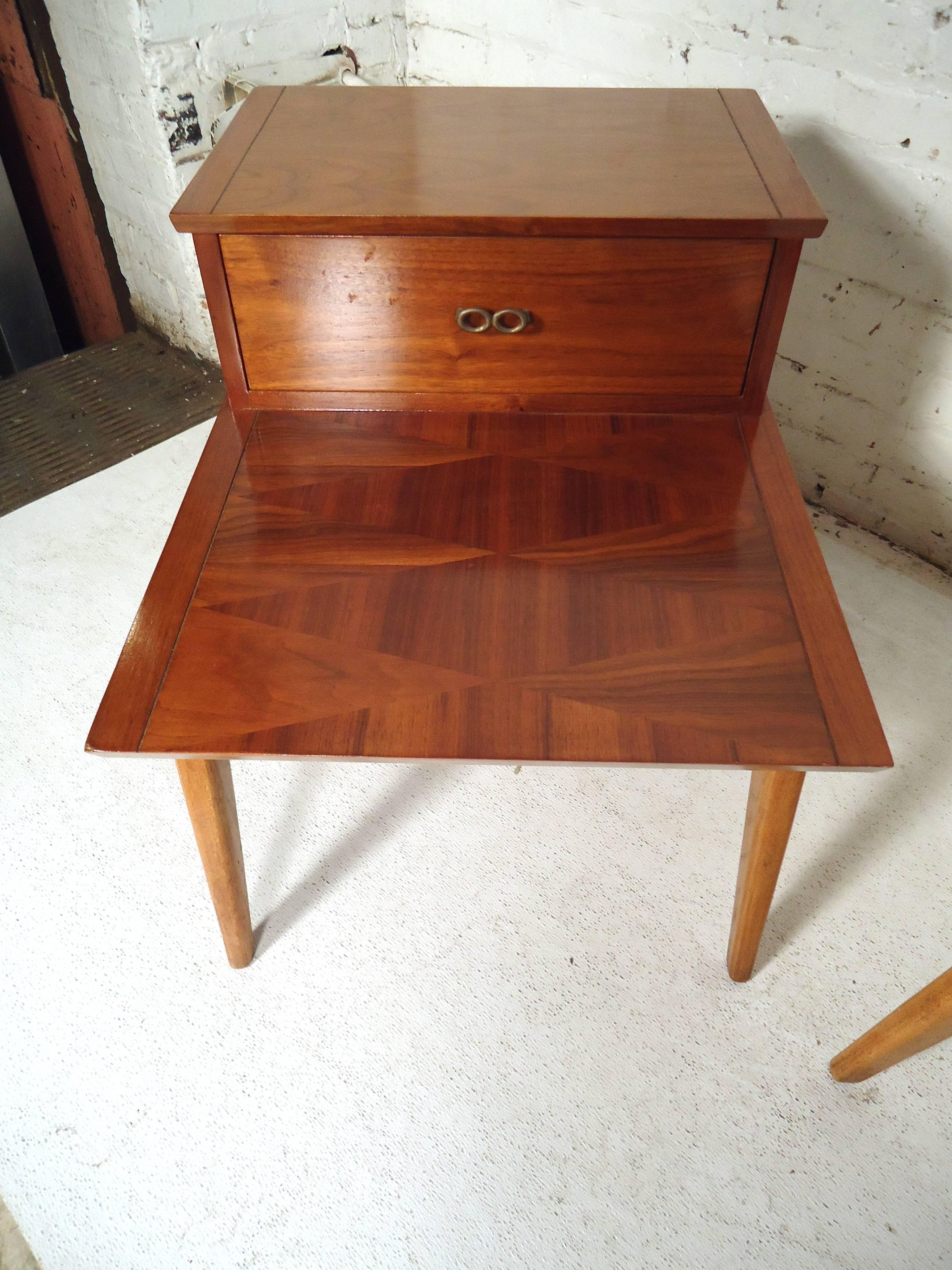 Mid-Century Modern Tables d'appoint The Moderns Sane Vintage en vente