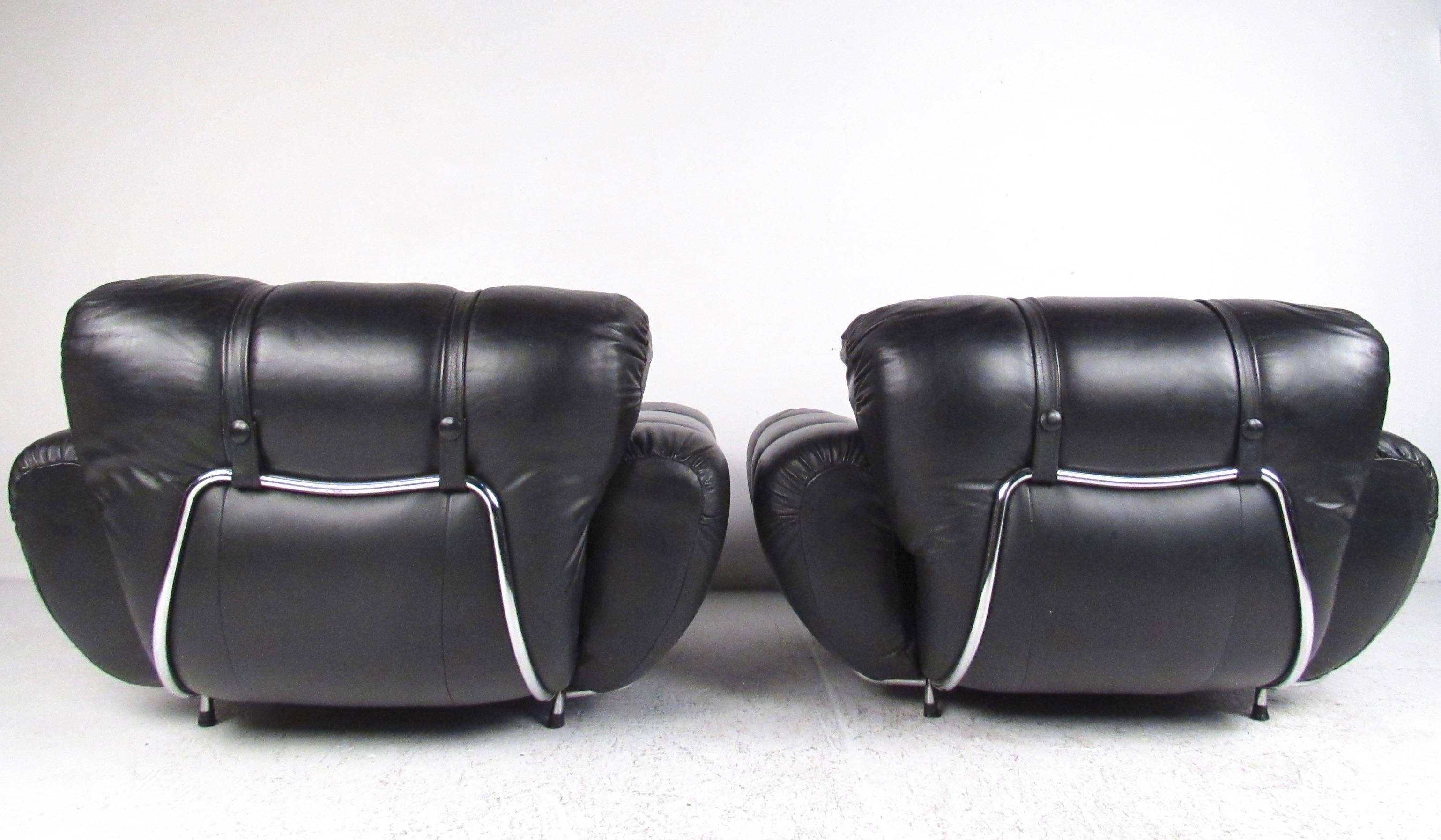 Mid-20th Century Pair of Italian Modern Tufted Leather Club Chairs