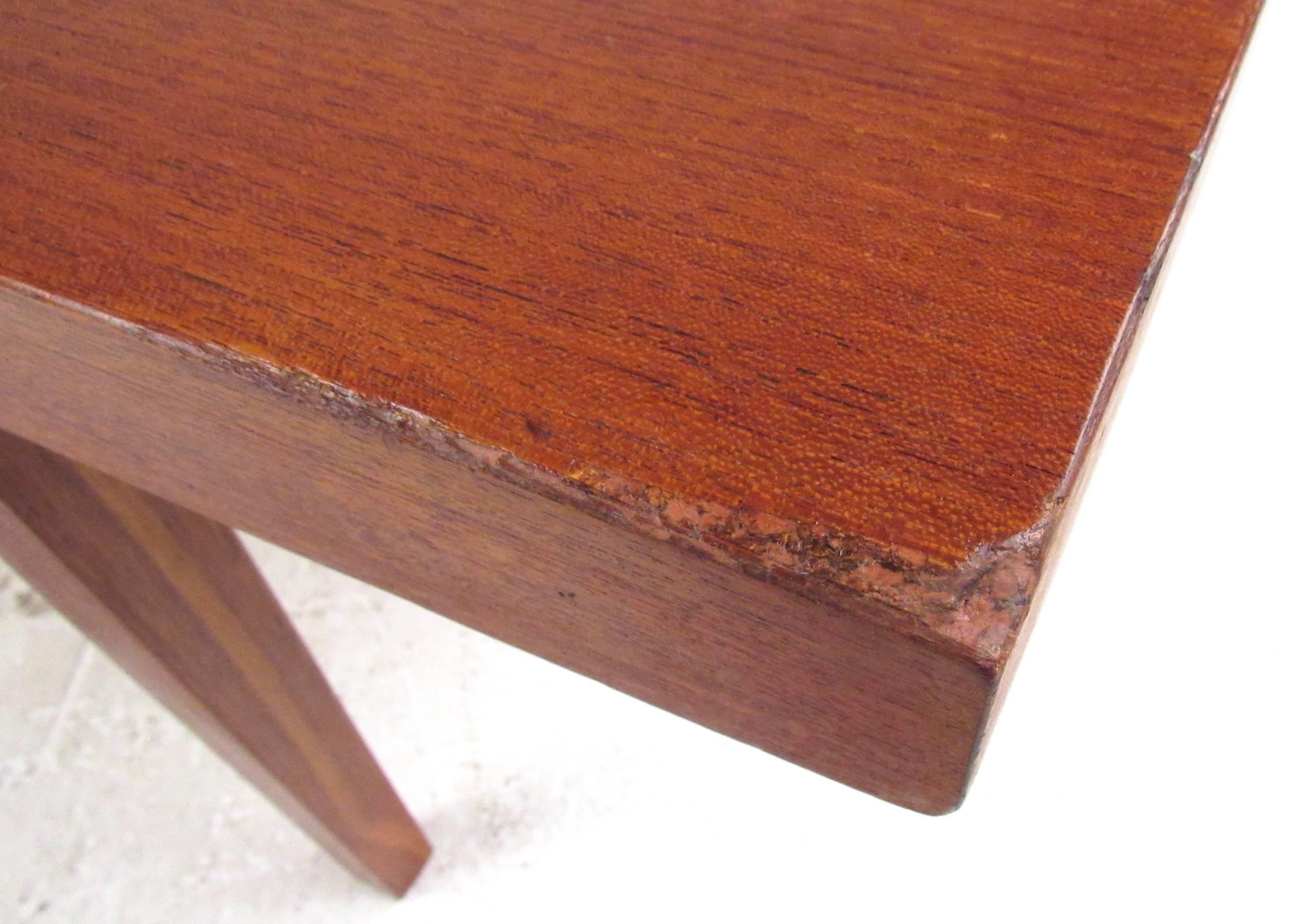 Table basse scandinave moderne en teck État moyen - En vente à Brooklyn, NY