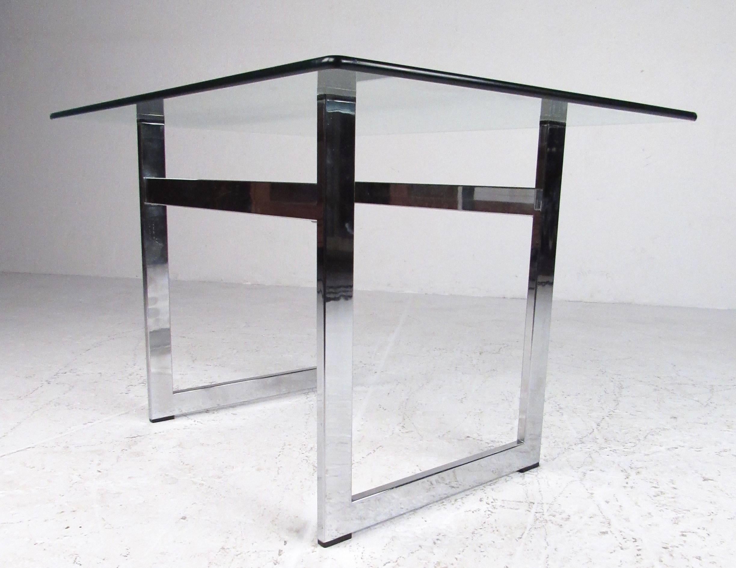 Paire de tables d'extrémité modernes en chrome et verre en vente 3
