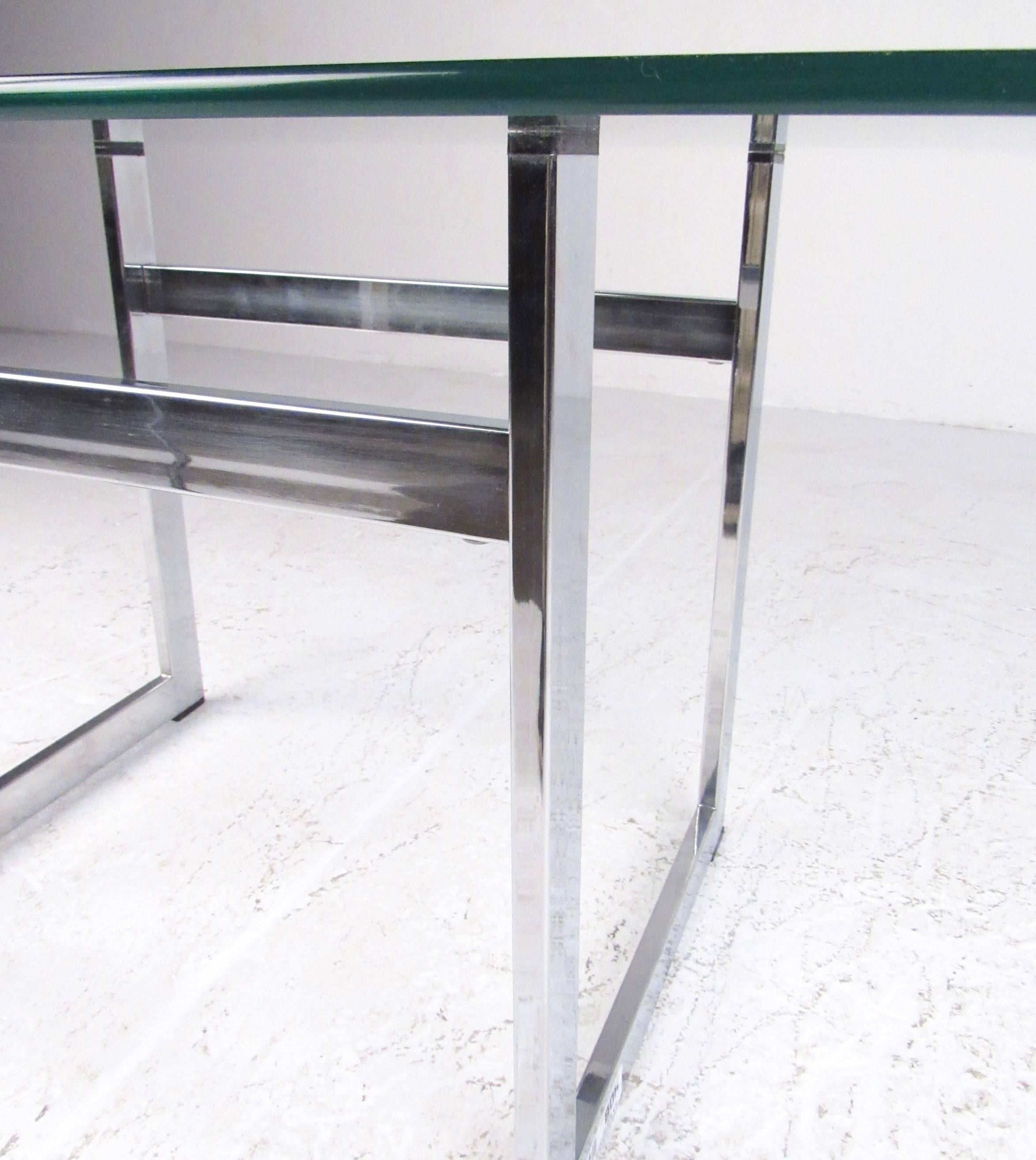 Pair of Modern Chrome and Glass End Tables In Good Condition For Sale In Brooklyn, NY