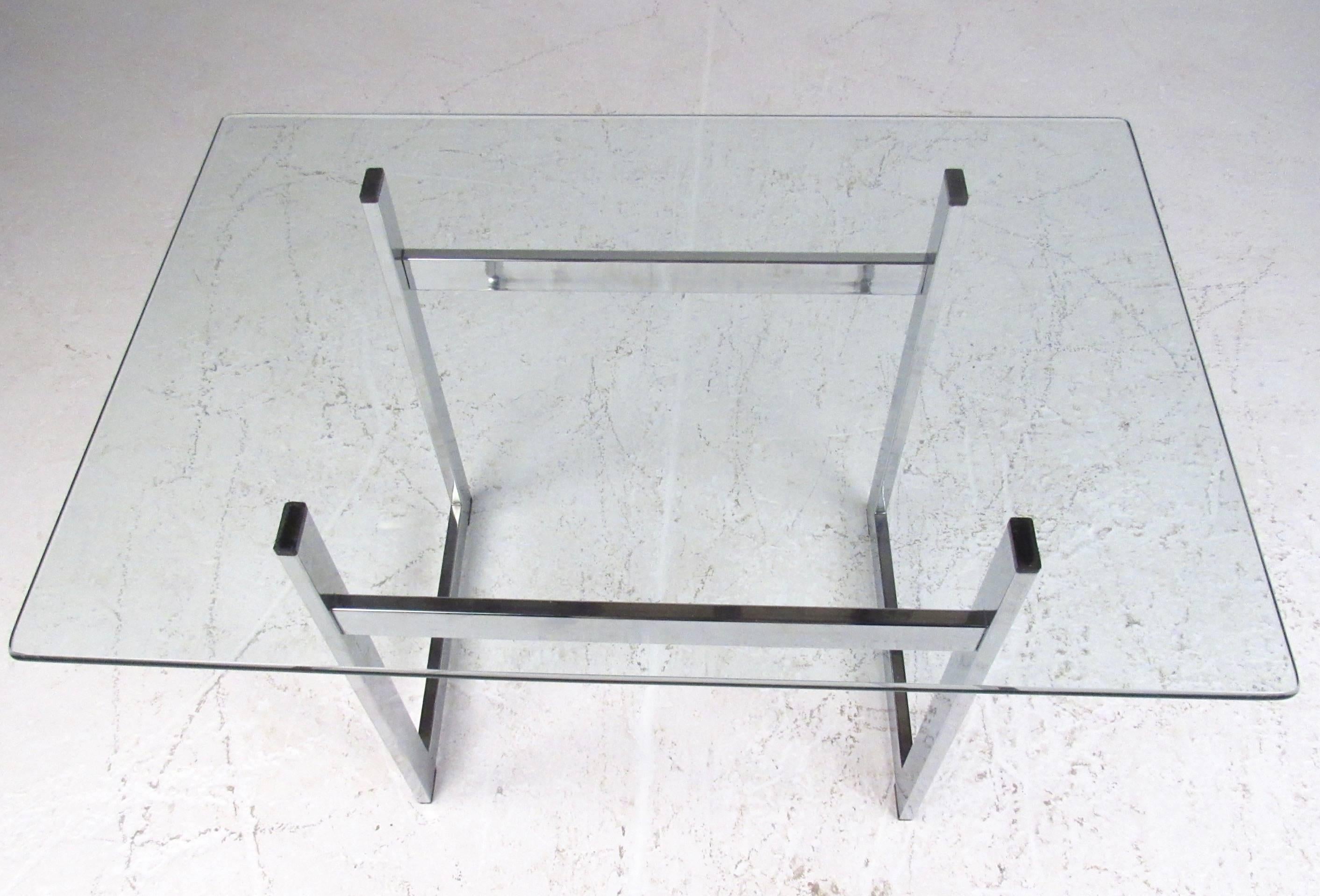 Mid-Century Modern Pair of Modern Chrome and Glass End Tables For Sale