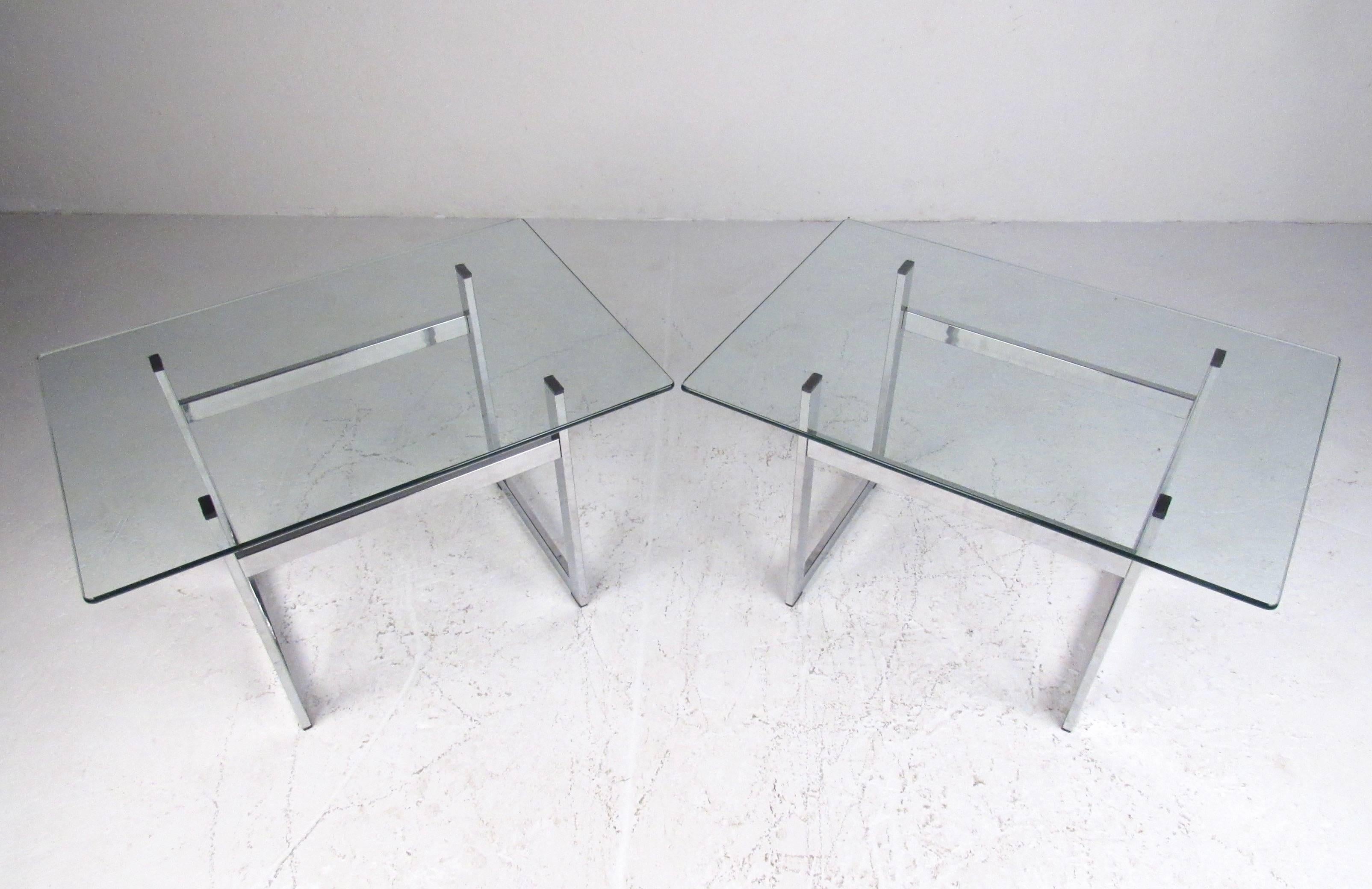 Mid-Century Modern Paire de tables d'extrémité modernes en chrome et verre en vente